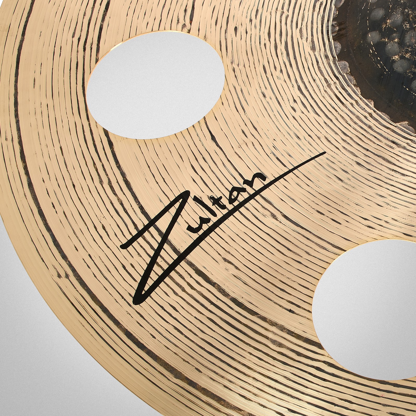 Logo auf dem Zultan 16" Holey Crash 25