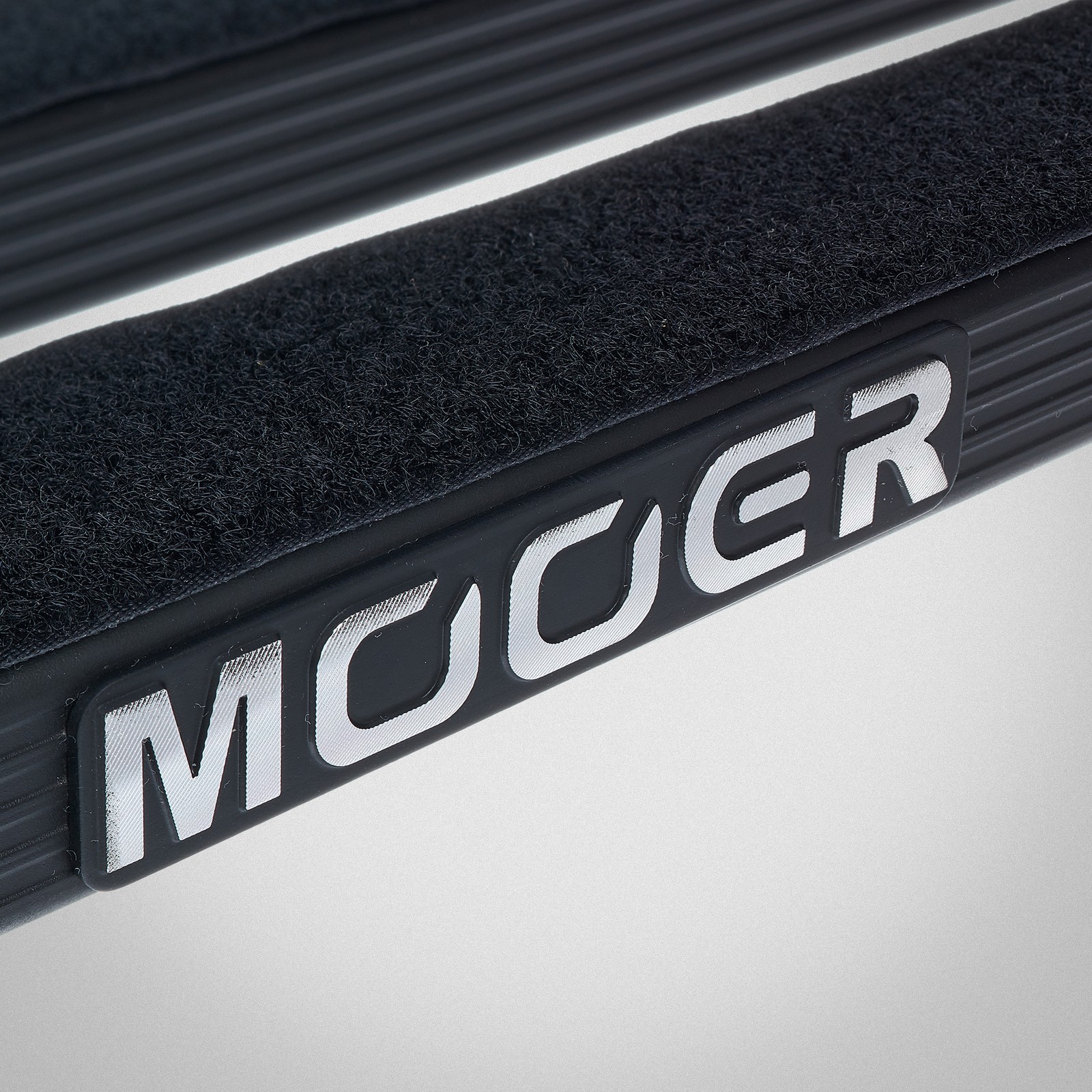 Logo auf dem Mooer Stomplate Mini, Pedalboard für Effektpedale
