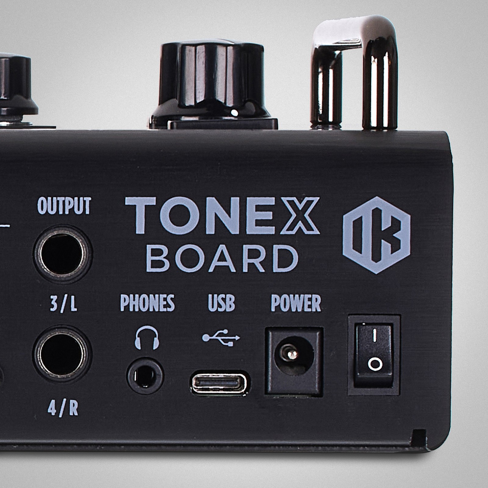 Logo auf dem Multieffektpedal für E-Gitarre und Bass