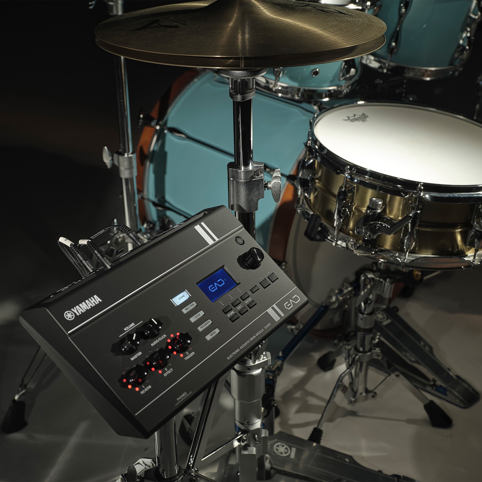 Yamaha EAD20 Drum Module neben Drumset