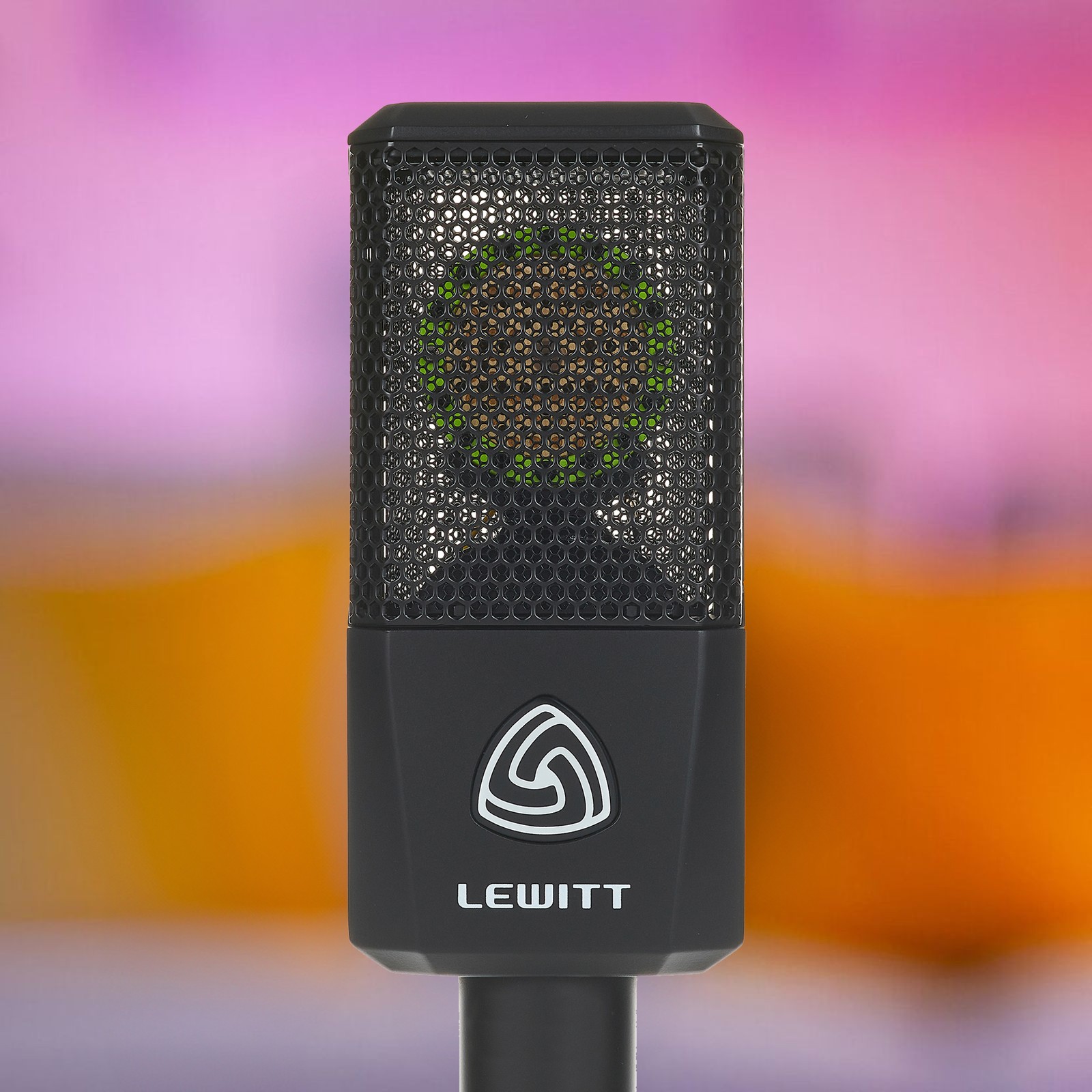 Lewitt RAY used by a woman for a podcast
