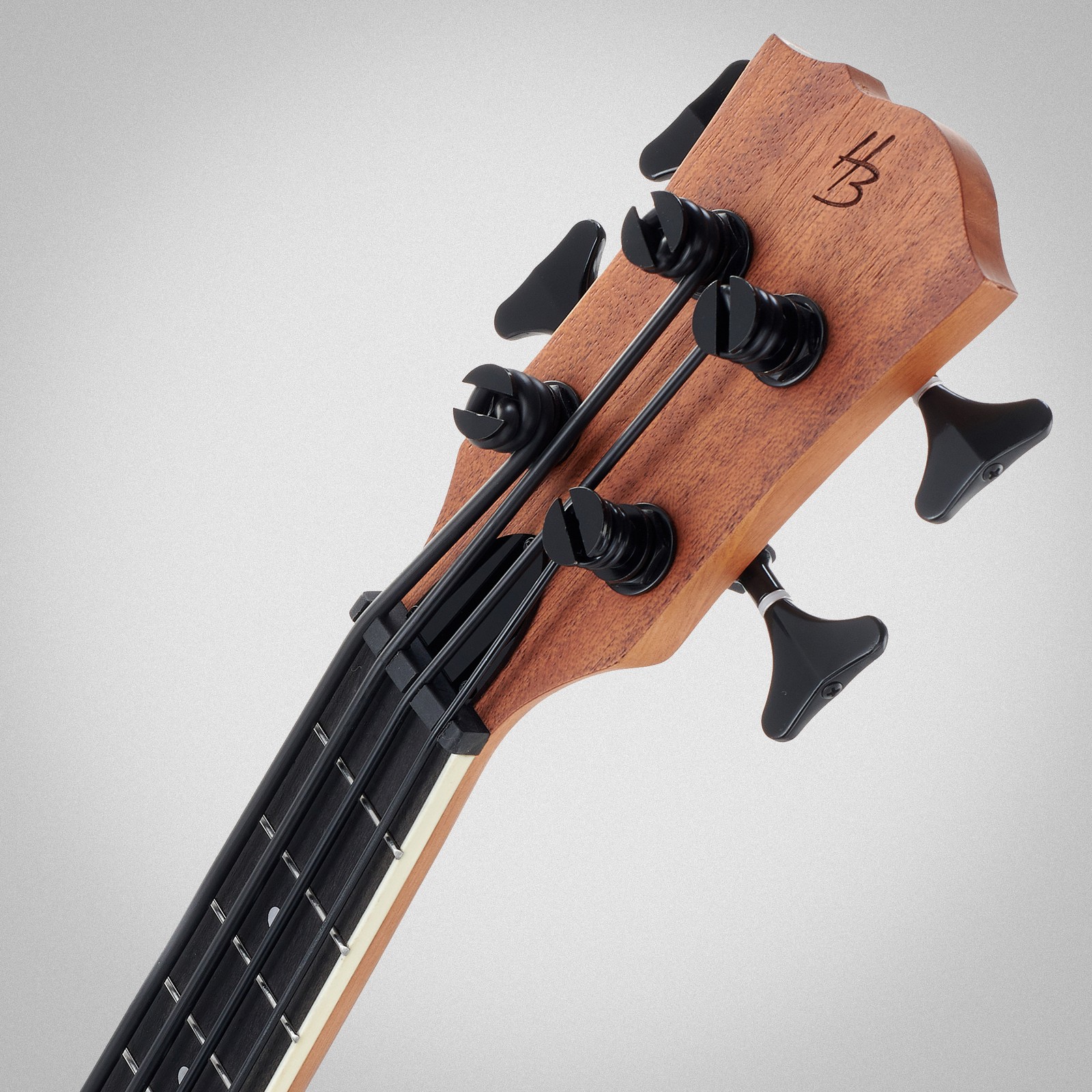 Logo auf Kopfplatte der Harley Benton UkeBass Mahogany