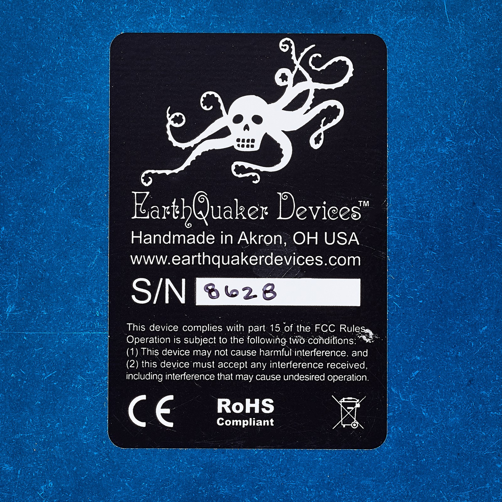 EarthQuaker Devices Avalanche Run V2, logo au dos de la pédale d'effets pour guitare électrique