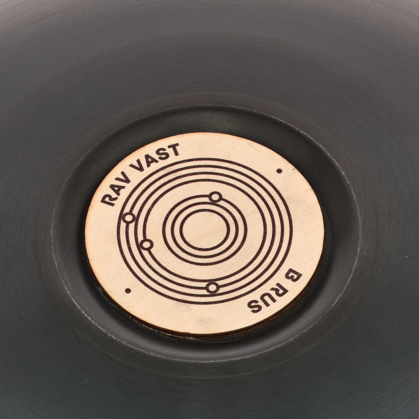 Detailansicht der RAV Labs Vast2 B Rus Zungentrommel in Handpan-Optik