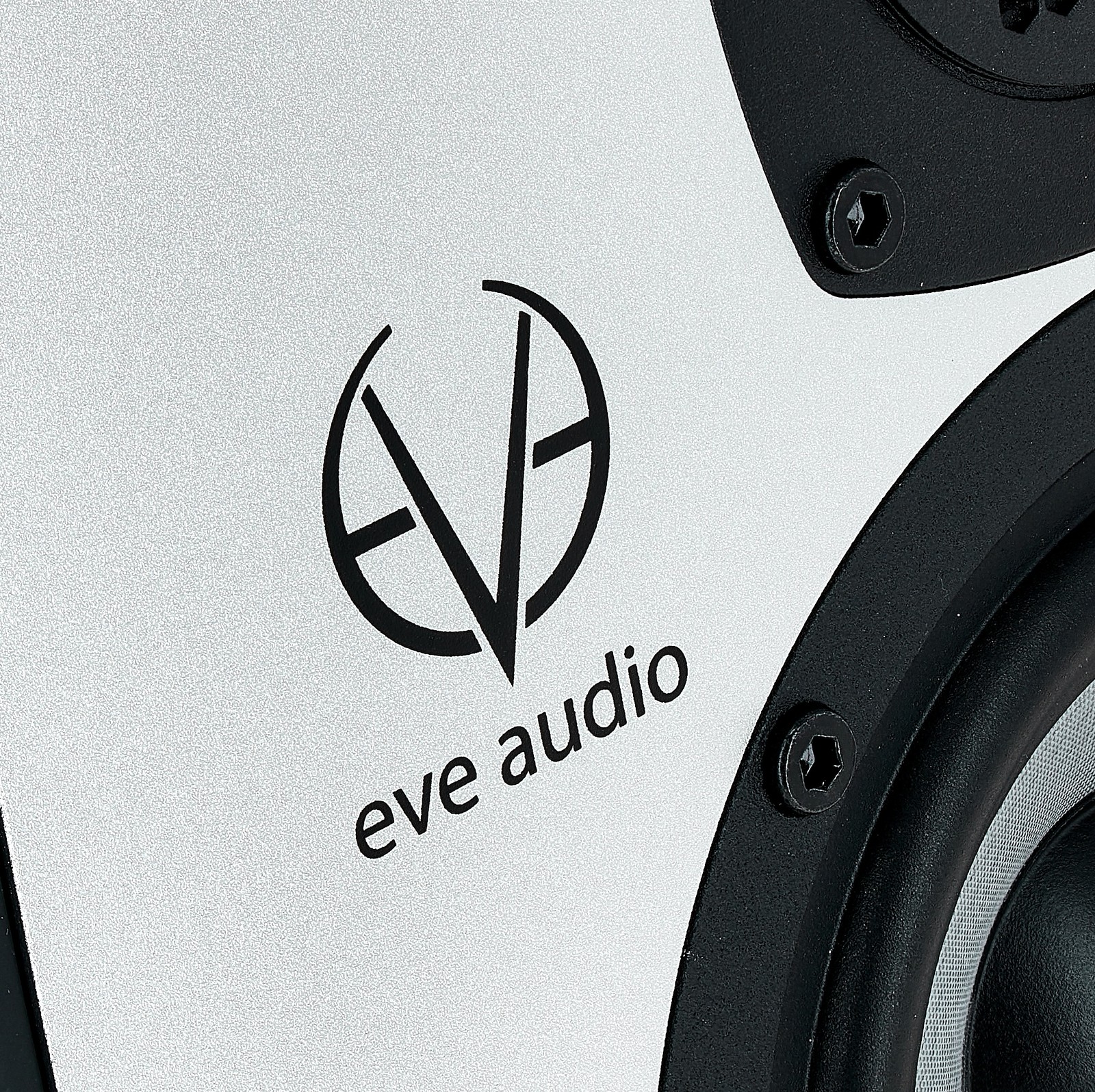 EVE Audio SC4070 Frontseite Logo