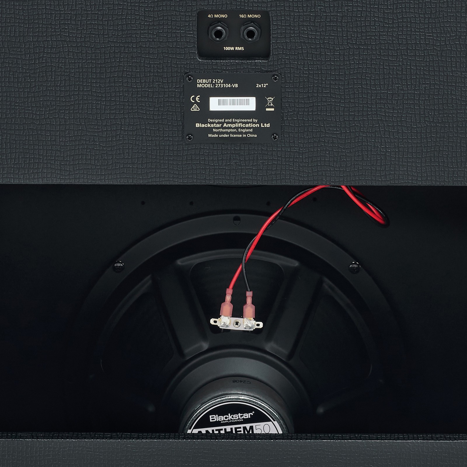 Rückseite des Blackstar Debut 212V 2x12 Box Black mit Blick auf Anschlüsse und Speaker