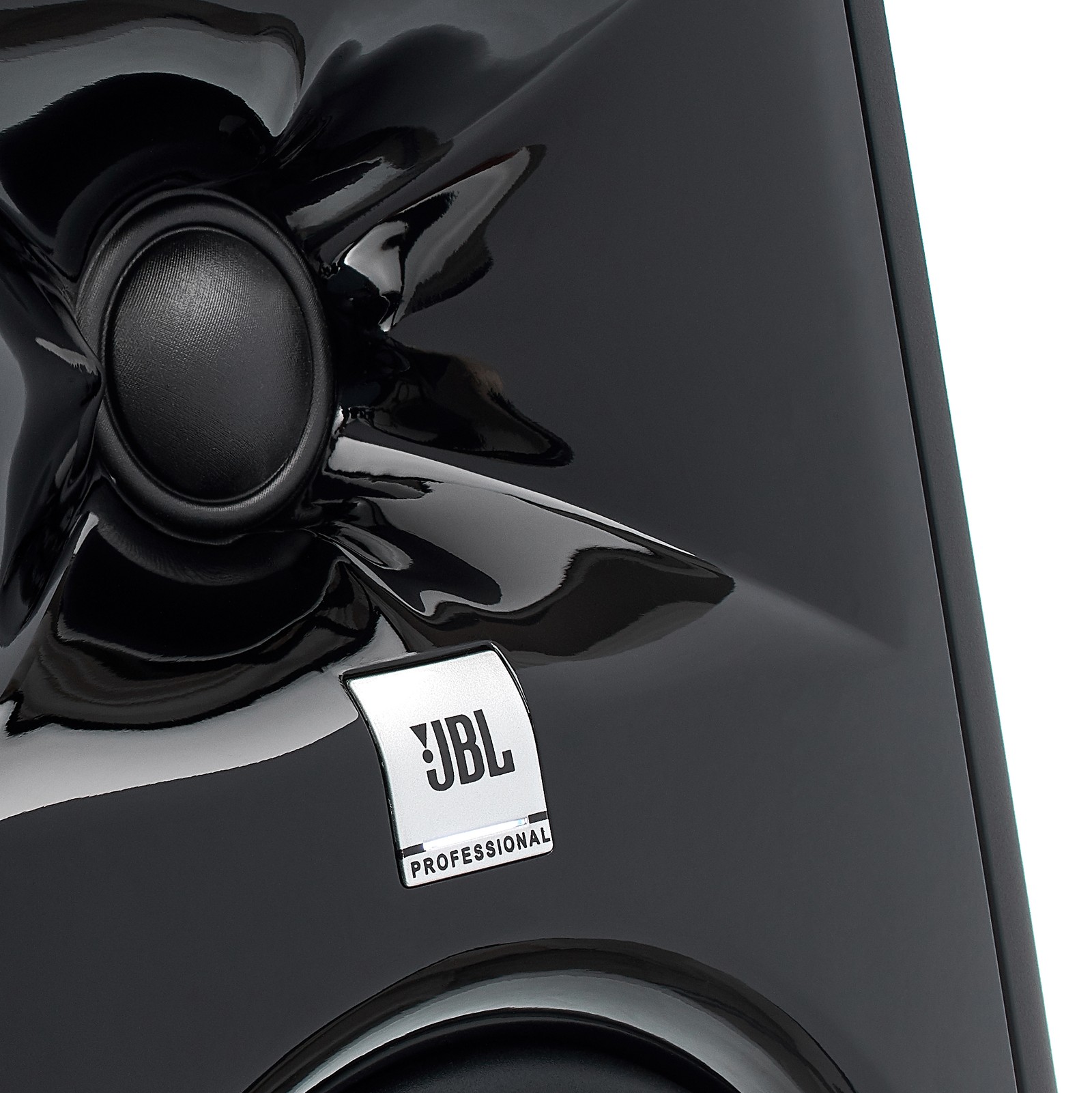 JBL-Logo auf der Frontblende des JBL 305P MKII