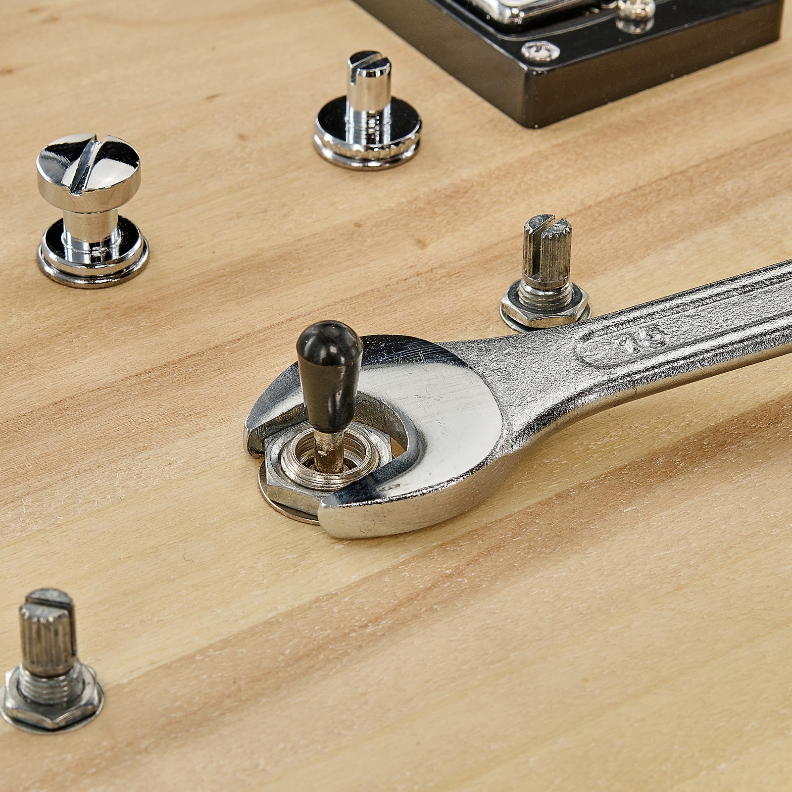 Hardware des Harley Benton Electric Guitar Kit Square wird festgezogen