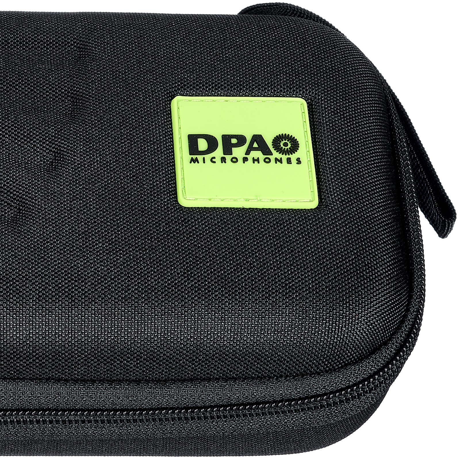 DPA-Logo am Case des 4099-DP-1-101-P Kondensator-Anklippmikrofon-Paars für die Abnahme von einem Flügel