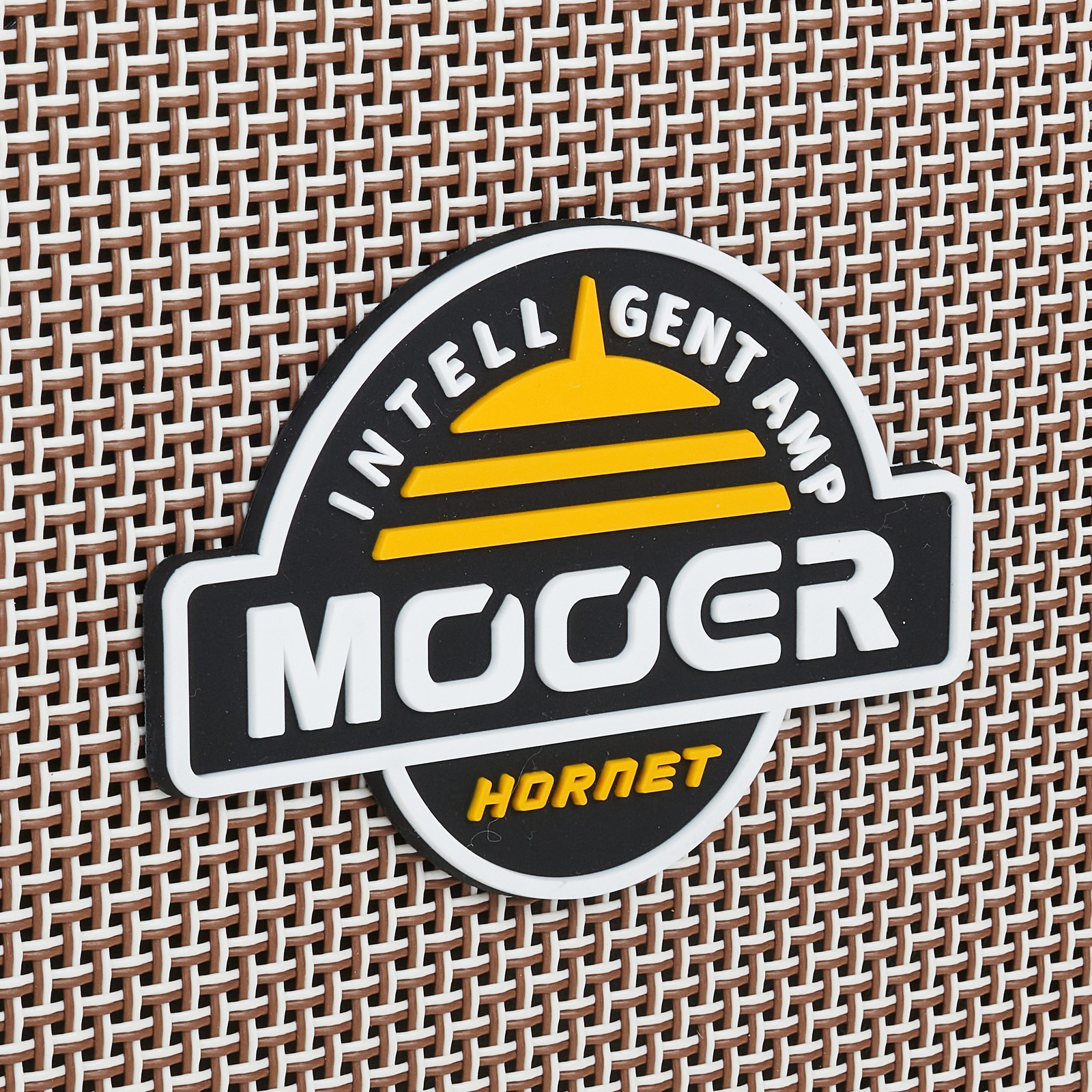 Face avant du Hornet 15i Modeling Amp White, avec le logo Mooer.
