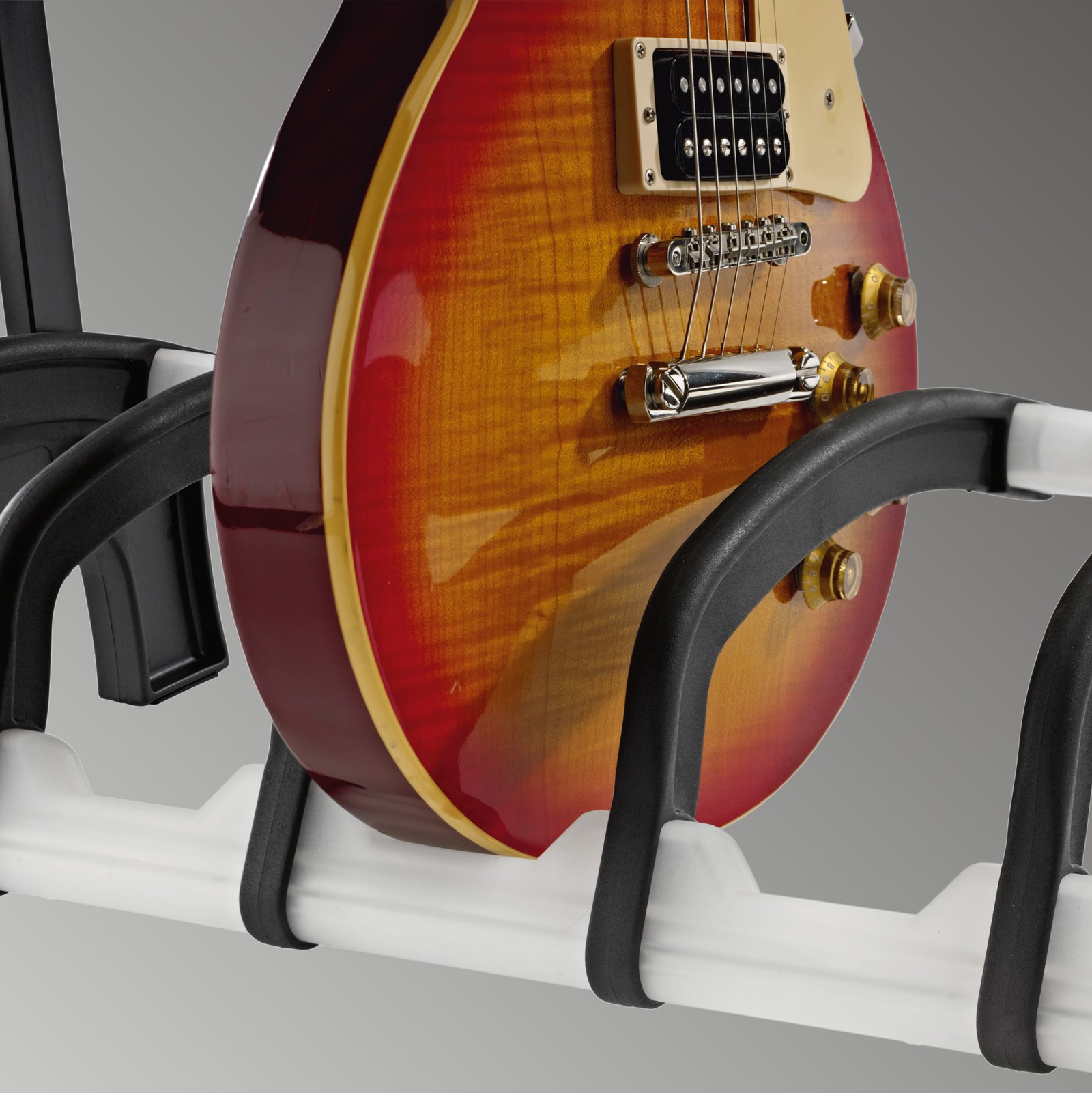 Gitarre in der Halterung des K&M 17525 Guardian 5 Translucent