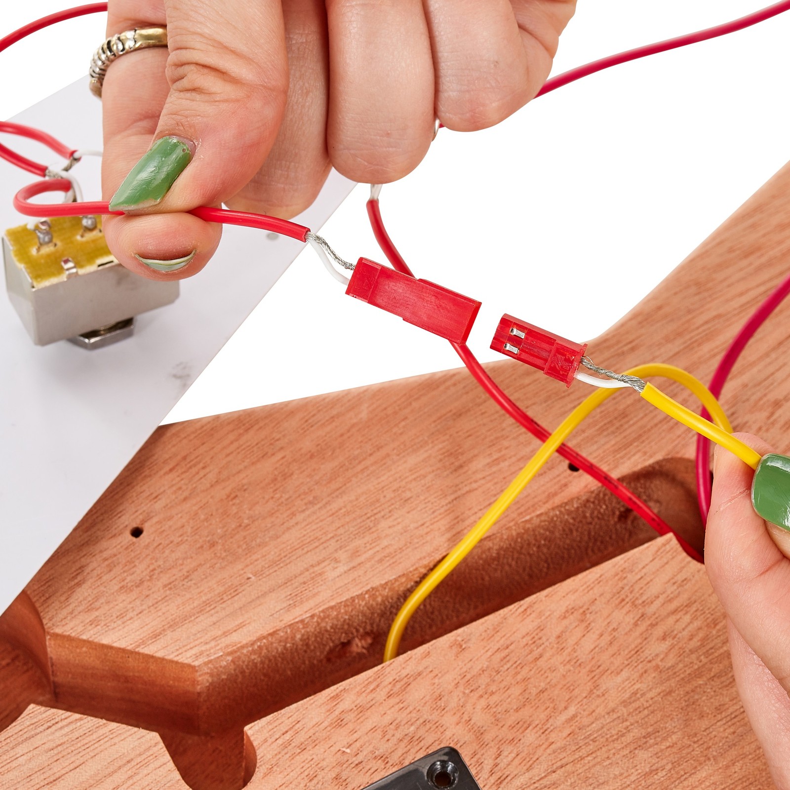 Stecker für Tonabnehmer werden an der Harley Benton Electric Guitar Kit Extreme-76 verbunden