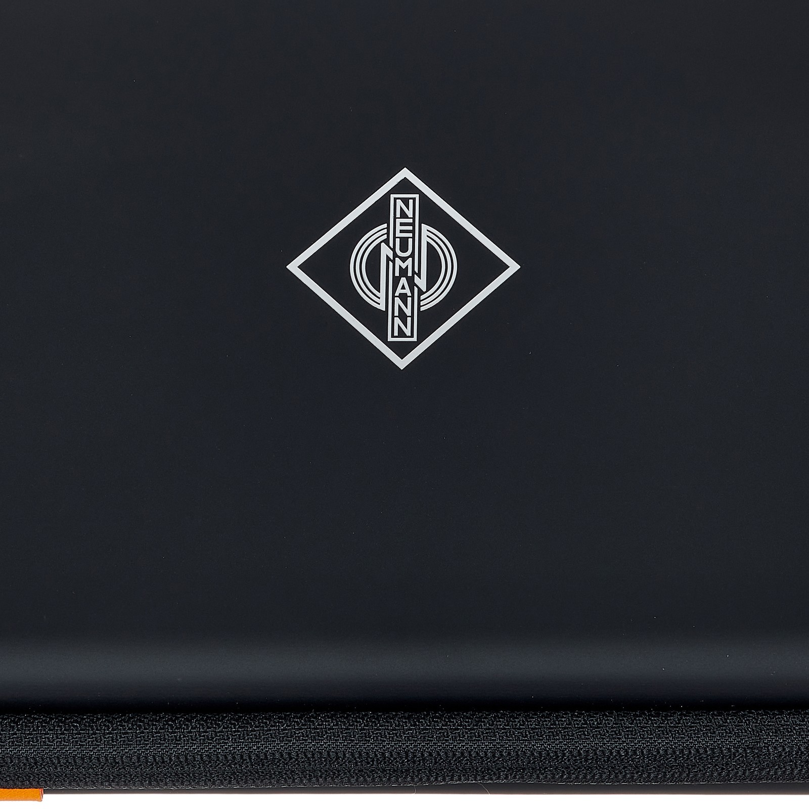 Neumann Herstellerlogo auf der Tasche des Neumann MCM 114 Mikrofonsets