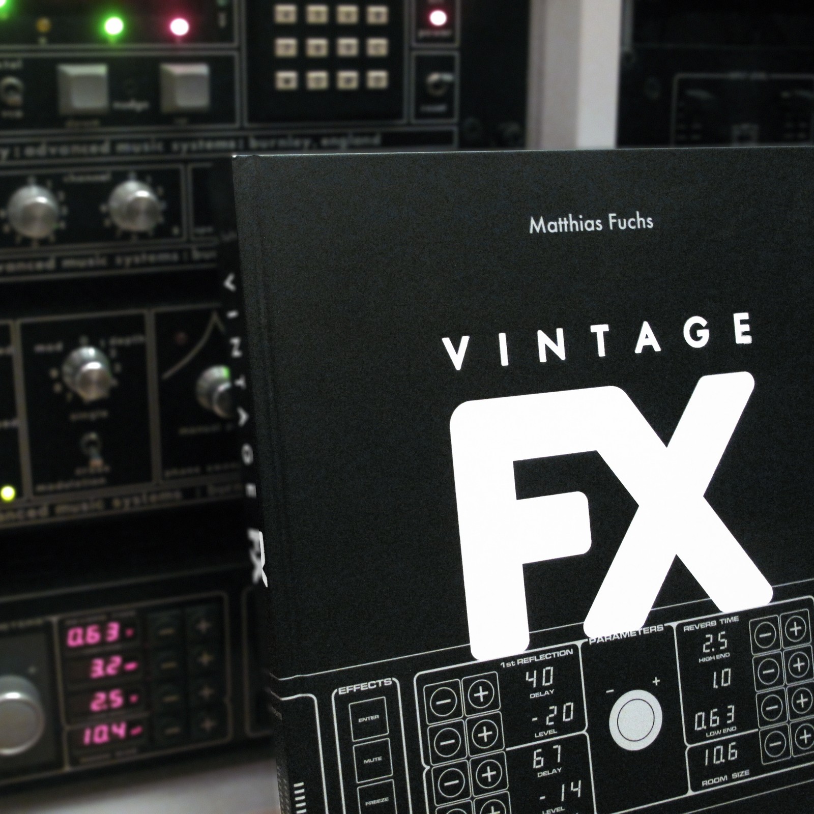 Matthias Fuchs Vintage FX vor Studio-Effektgeräten