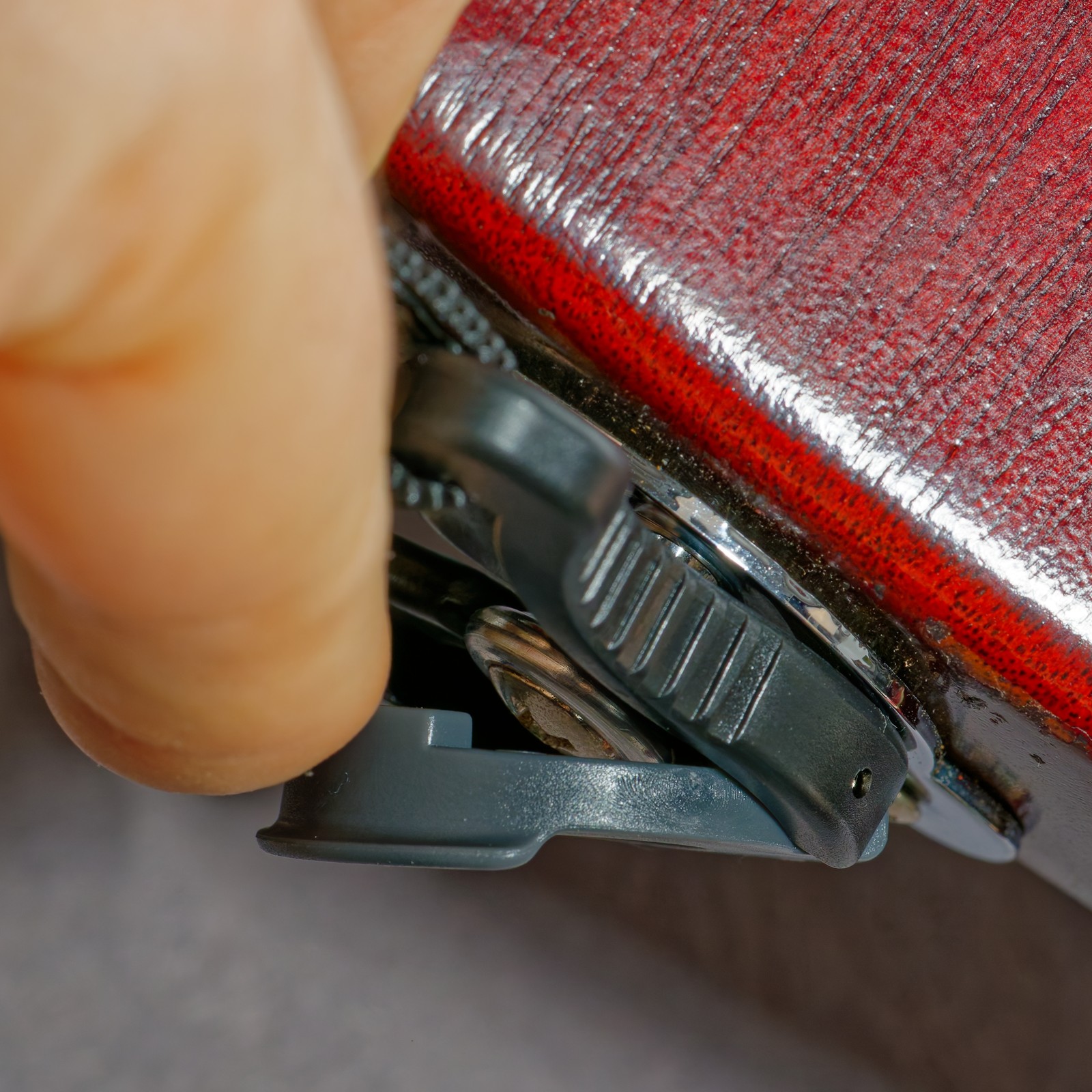 D'Addario Auto Lock Strap Swivel wird an eine E-Gitarre angebracht