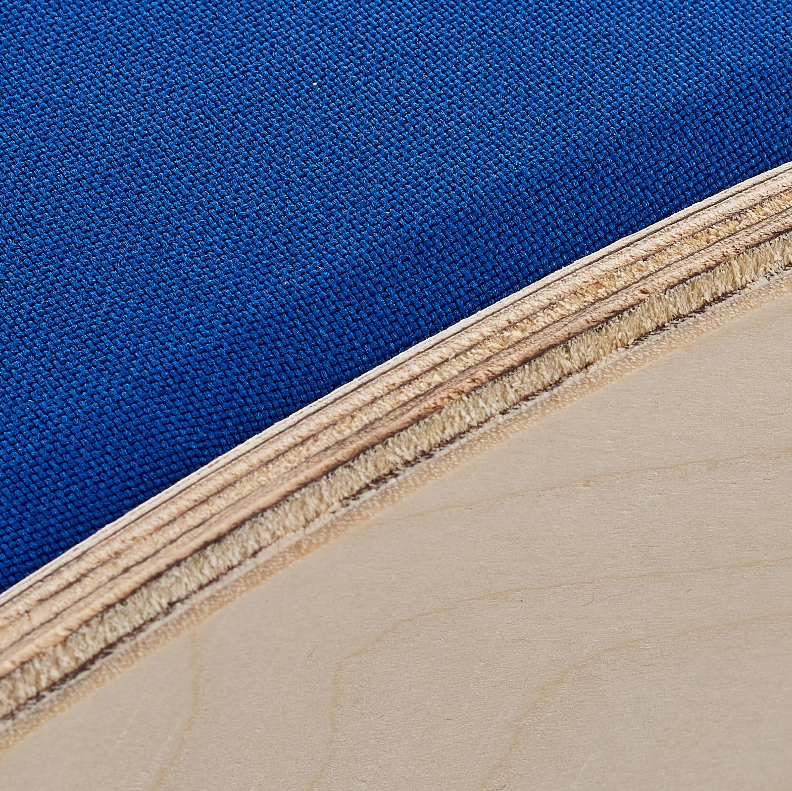 Detailansicht der HOFA Basstrap 104 Breitbandabsorber-Röhre in Royal Blau