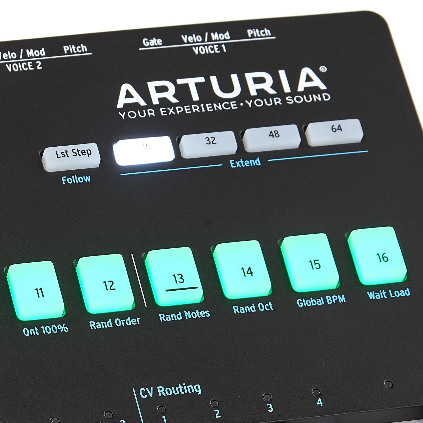 Logo und Knöpfe im Eck des Arturia Keystep Pro Black Edition