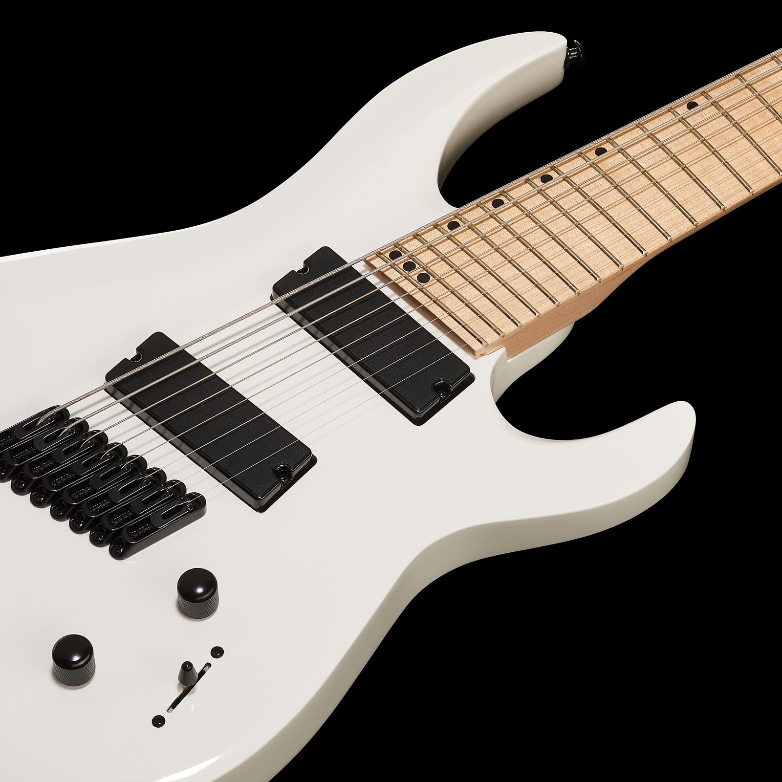 Zwei Humbucker auf der weißen 8-Saiter E-Gitarre Harley Benton R-458MN WH MultiScale