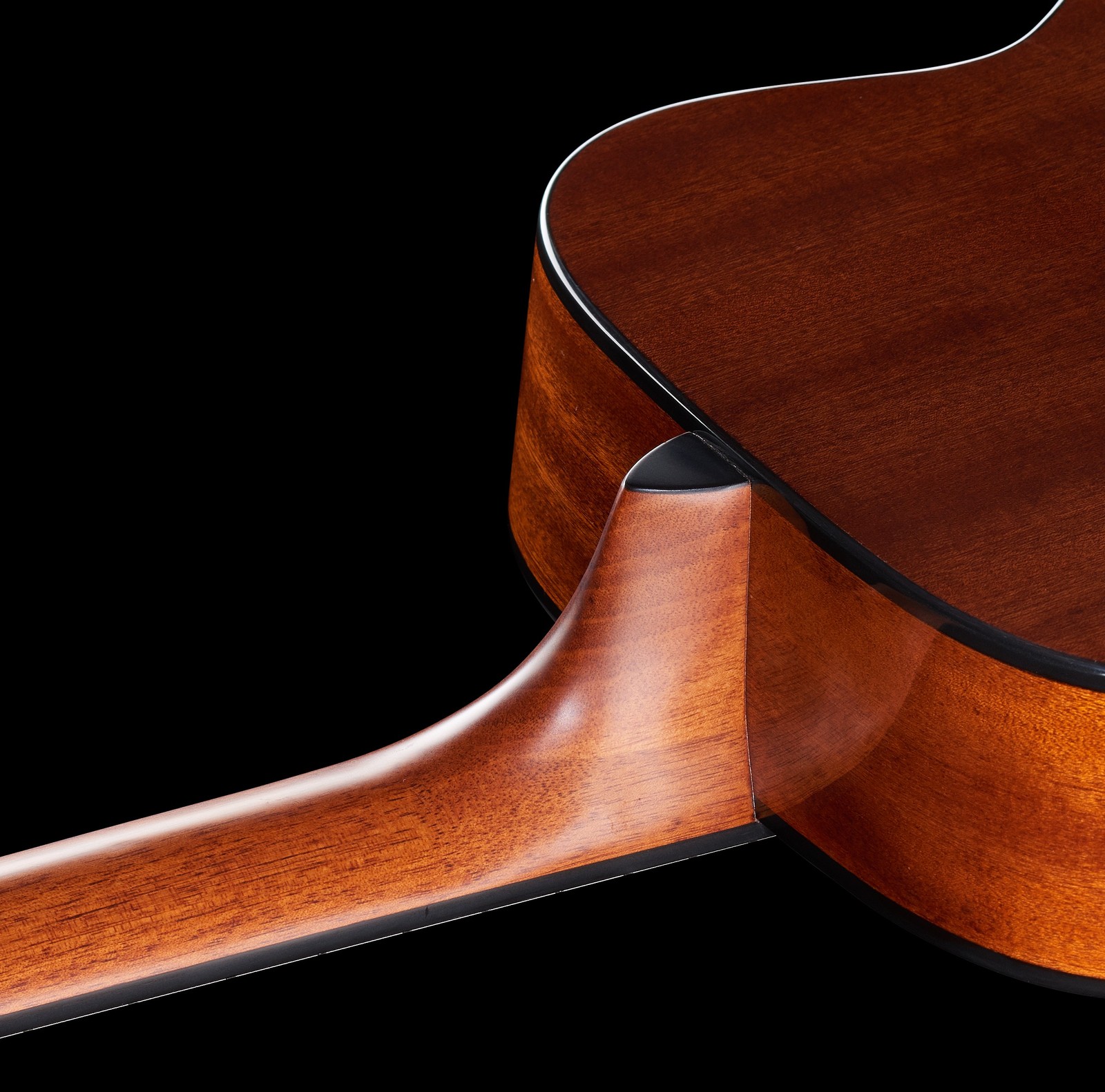 Geleimter Hals auf der Rückseite der Harley Benton GS-Travel-E Mahogany