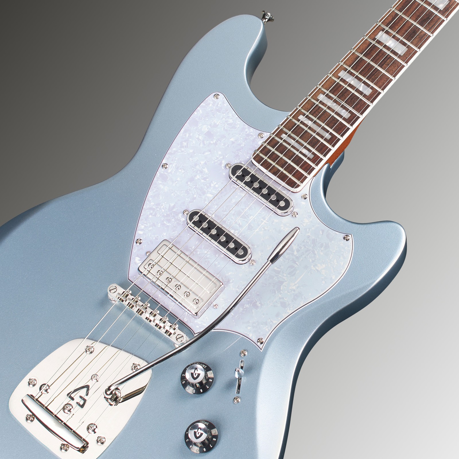 Guild Surfliner Deluxe Glacier Blue E-Gitarre mit Humbucker, Singlecoils und Tremolo