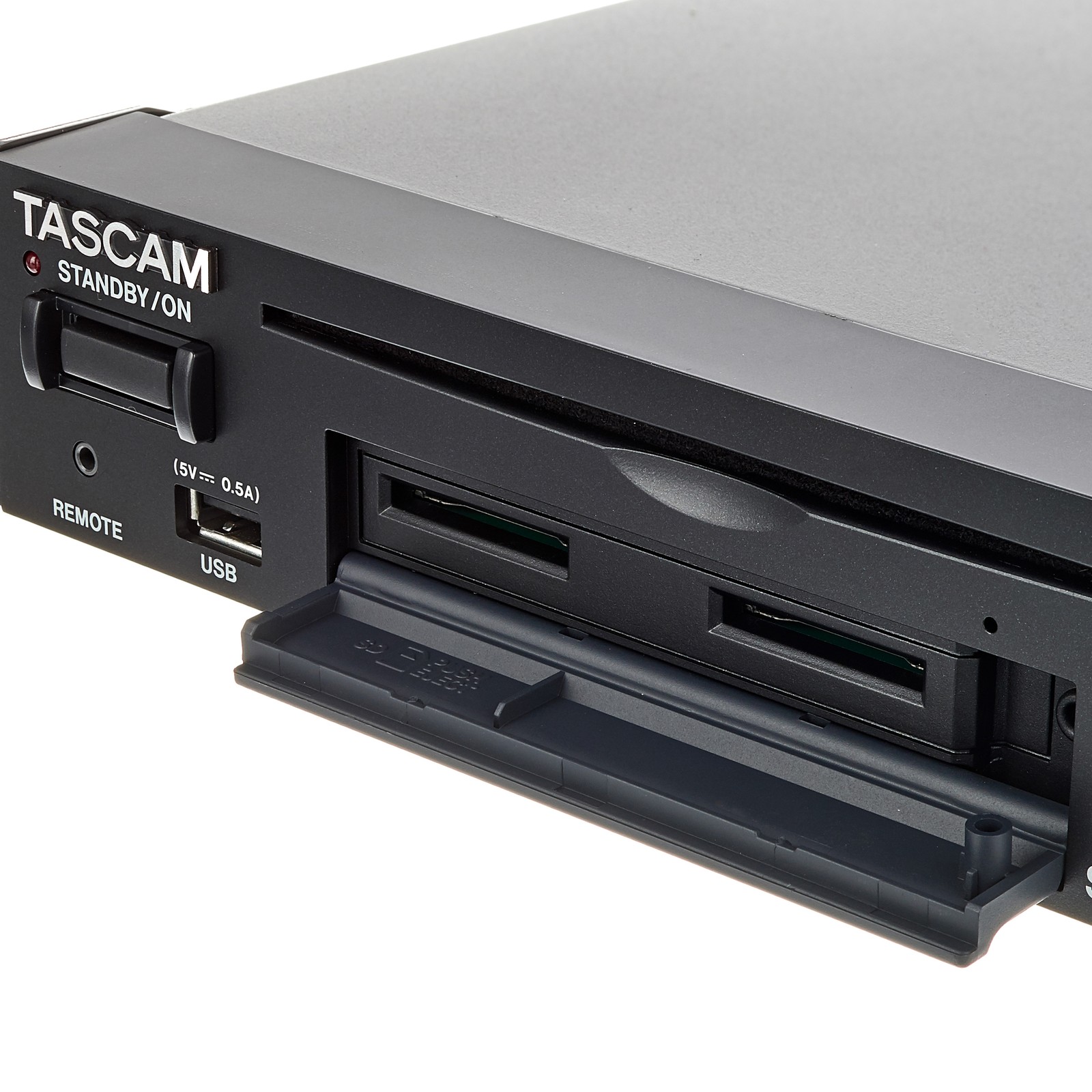 CD Laufwerk und SD-Kartenschächte am Tascam SS-CDR250N Solid-State-/CD-Audiorecorder