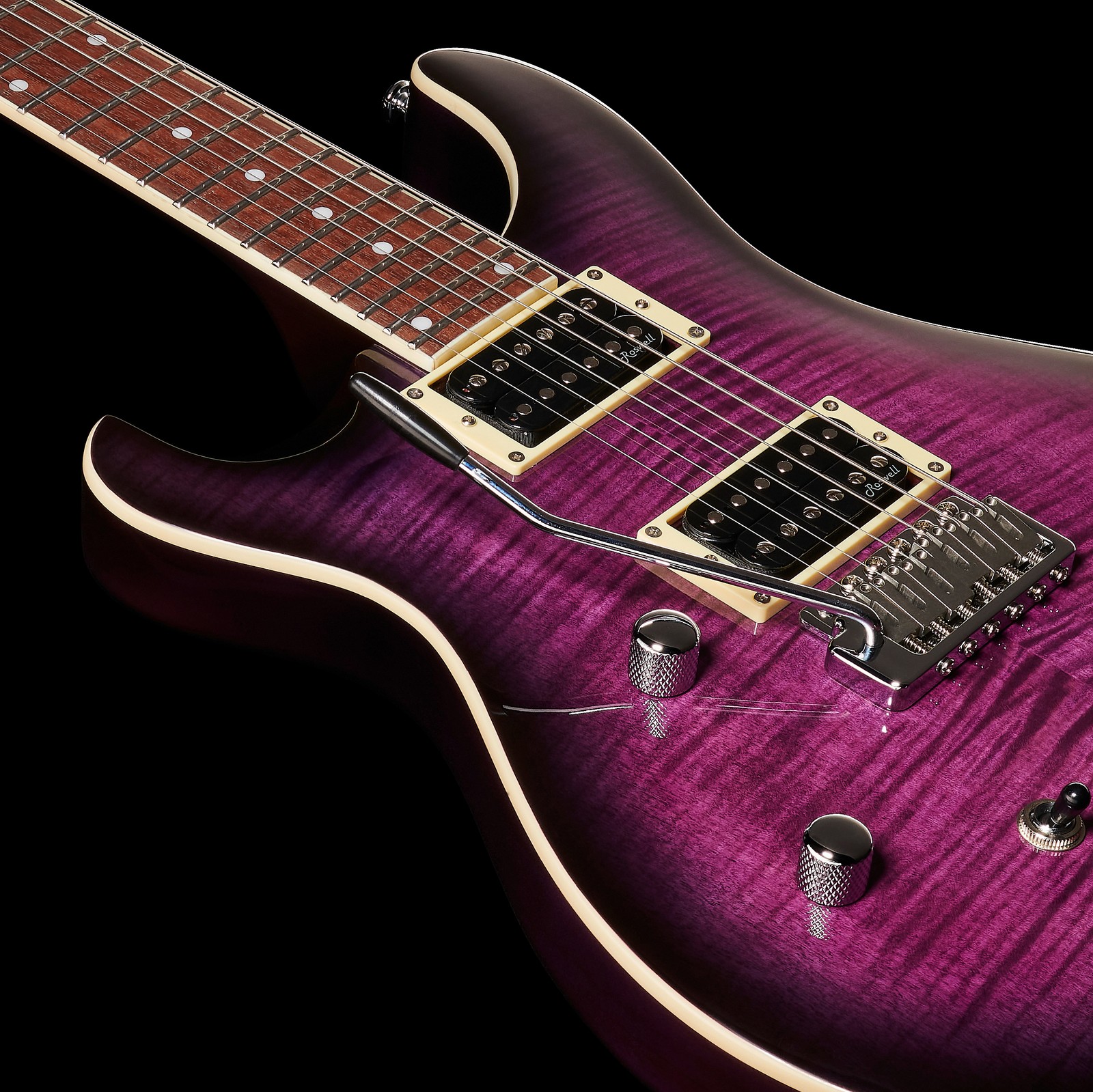 Humbucker Pickups und Tremolo auf der Riegelahorndecke der Harley Benton CST-24T LH Purple Burst