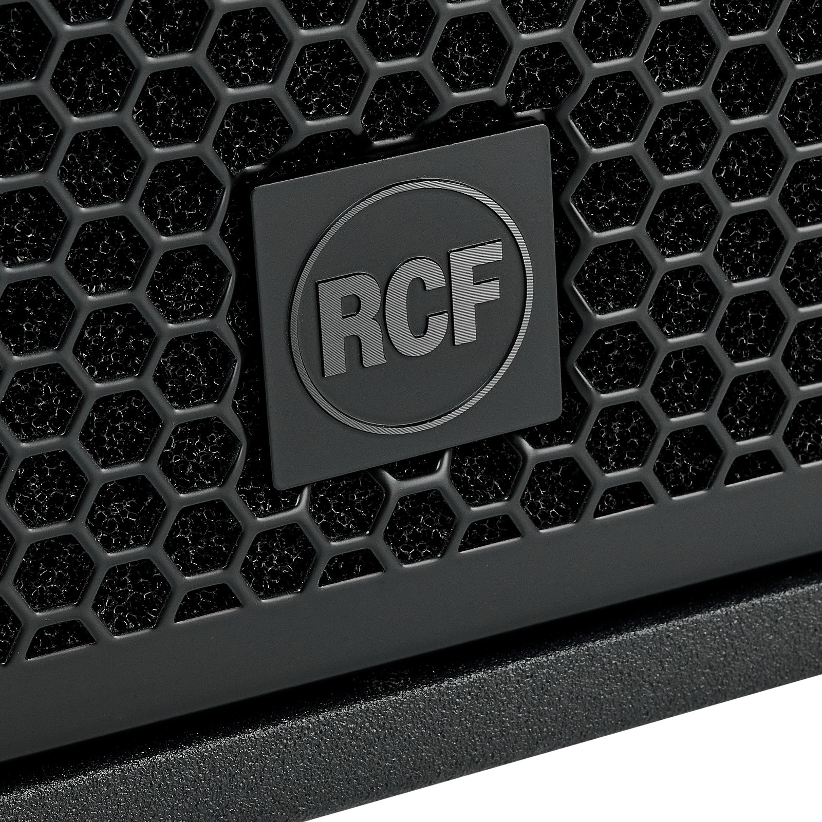 Frontgitter des RCF Sub 18-AX