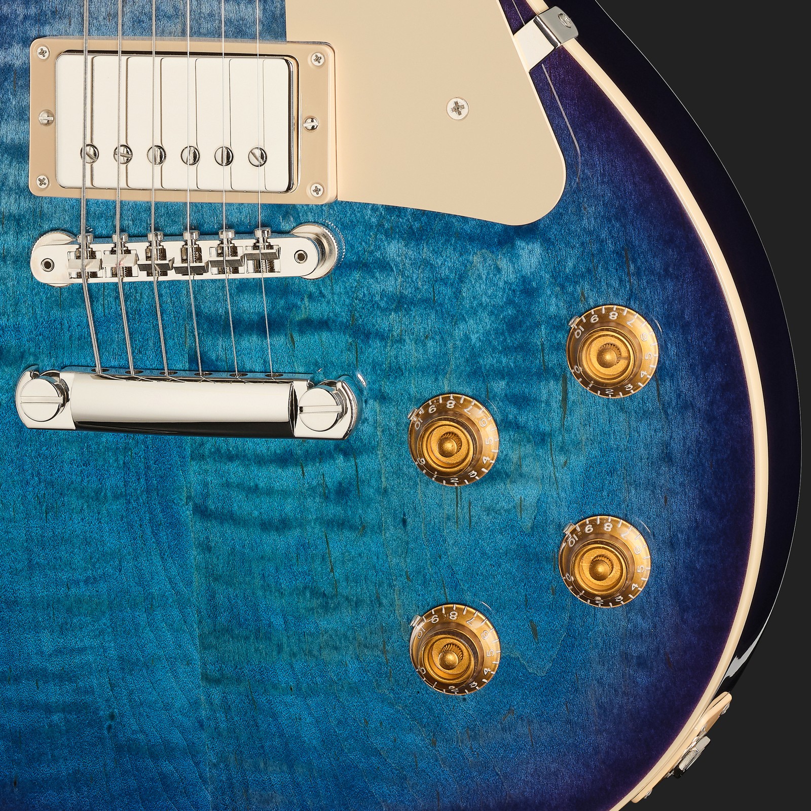 Humbucker und Regler auf der Riegelahorn Decke der Gibson Les Paul Standard 50s Transparent Blueberry Burst