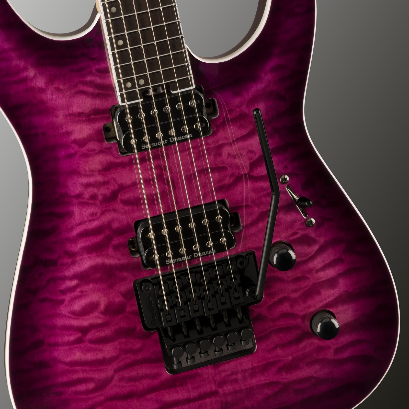 Humbucker Pickups und Floyd Rose Tremolo auf der Jackson Pro Plus SRS DINKY DKAQ TPB