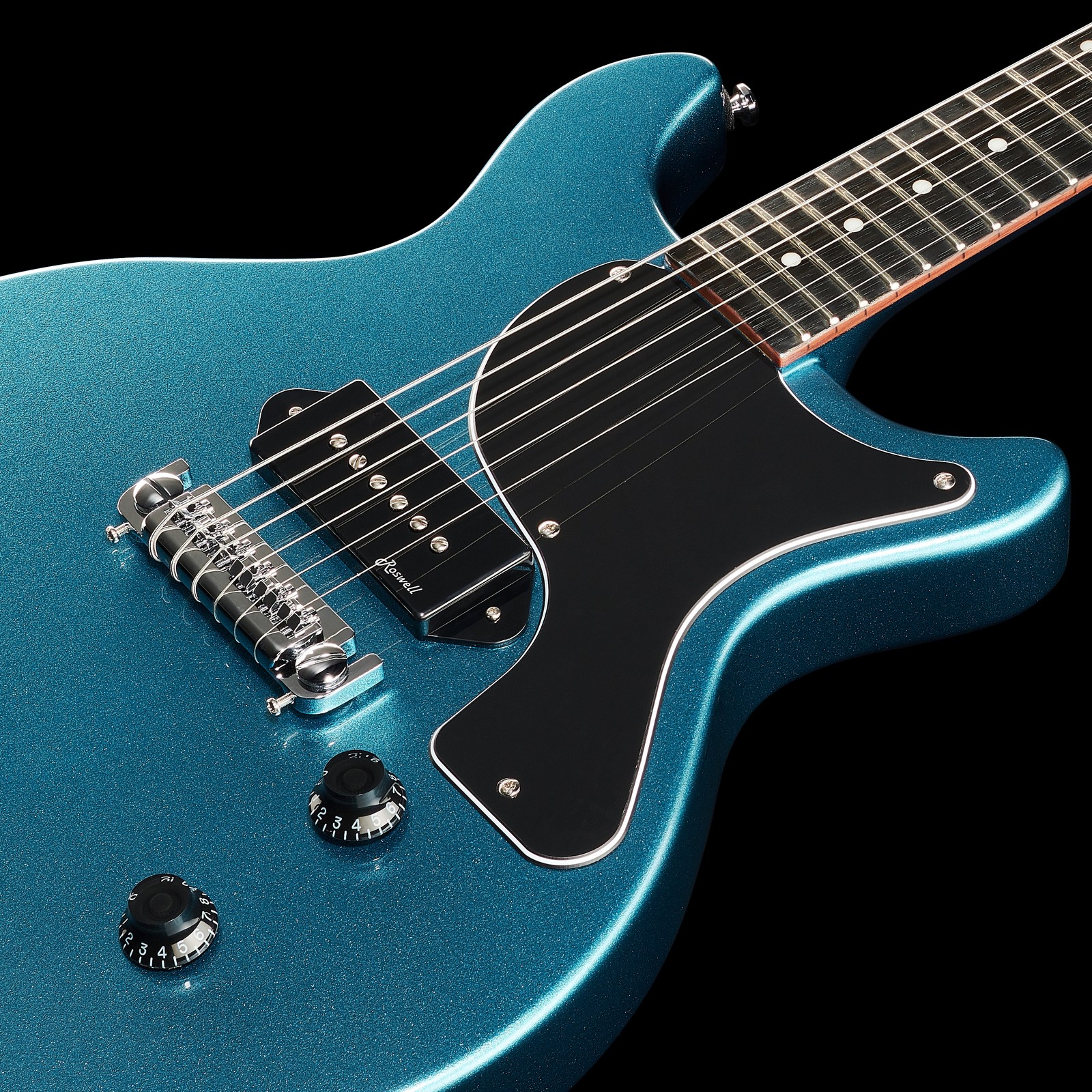 Roswell P-90 Single Coil Pickup auf der Harley Benton DC-Junior Pelham Blue