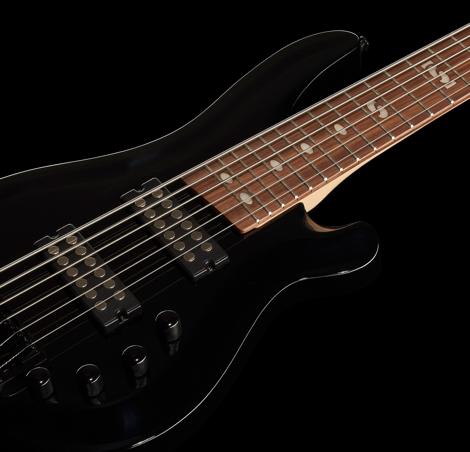 Zwei Humbucker auf dem schwarzen Harley Benton B-650 Black Progressive Series