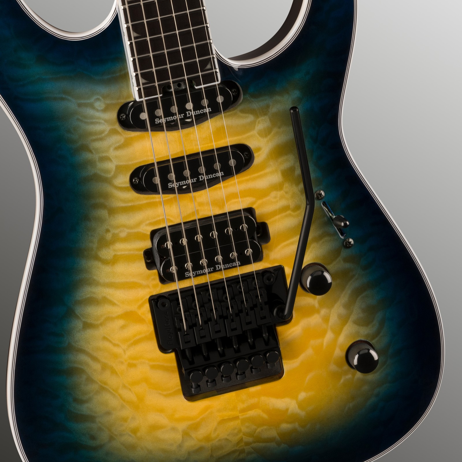 Zwei Singlecoils, ein Humbucker und Floyd Rose auf der Jackson Pro Plus Soloist SLA3Q ABB