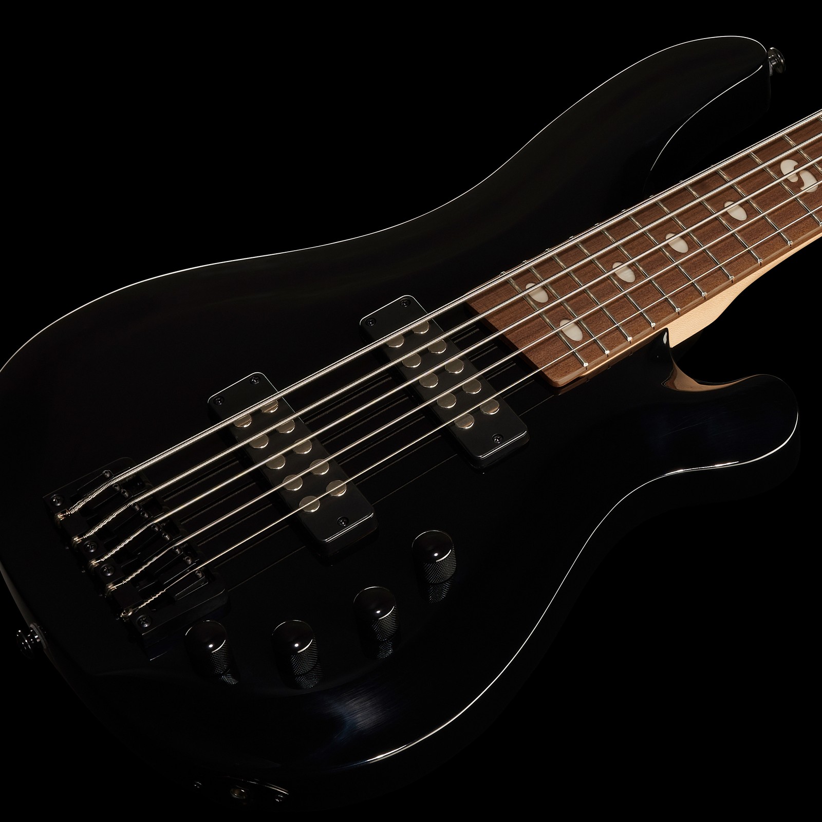 Harley Benton E-Bass mit Erlekorpus, Ahornhals und zwei Humbuckern