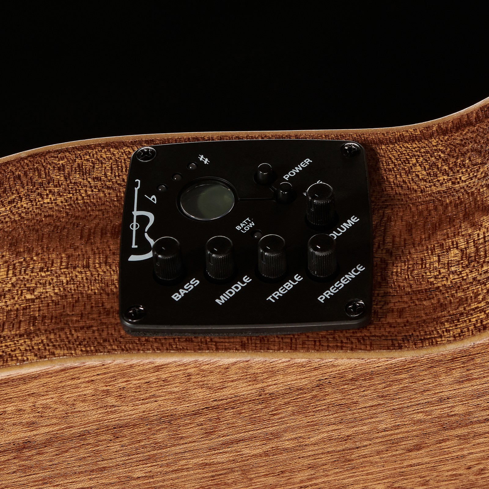 Preamp in der Zarge der Thomann Gypsy Nylon CE