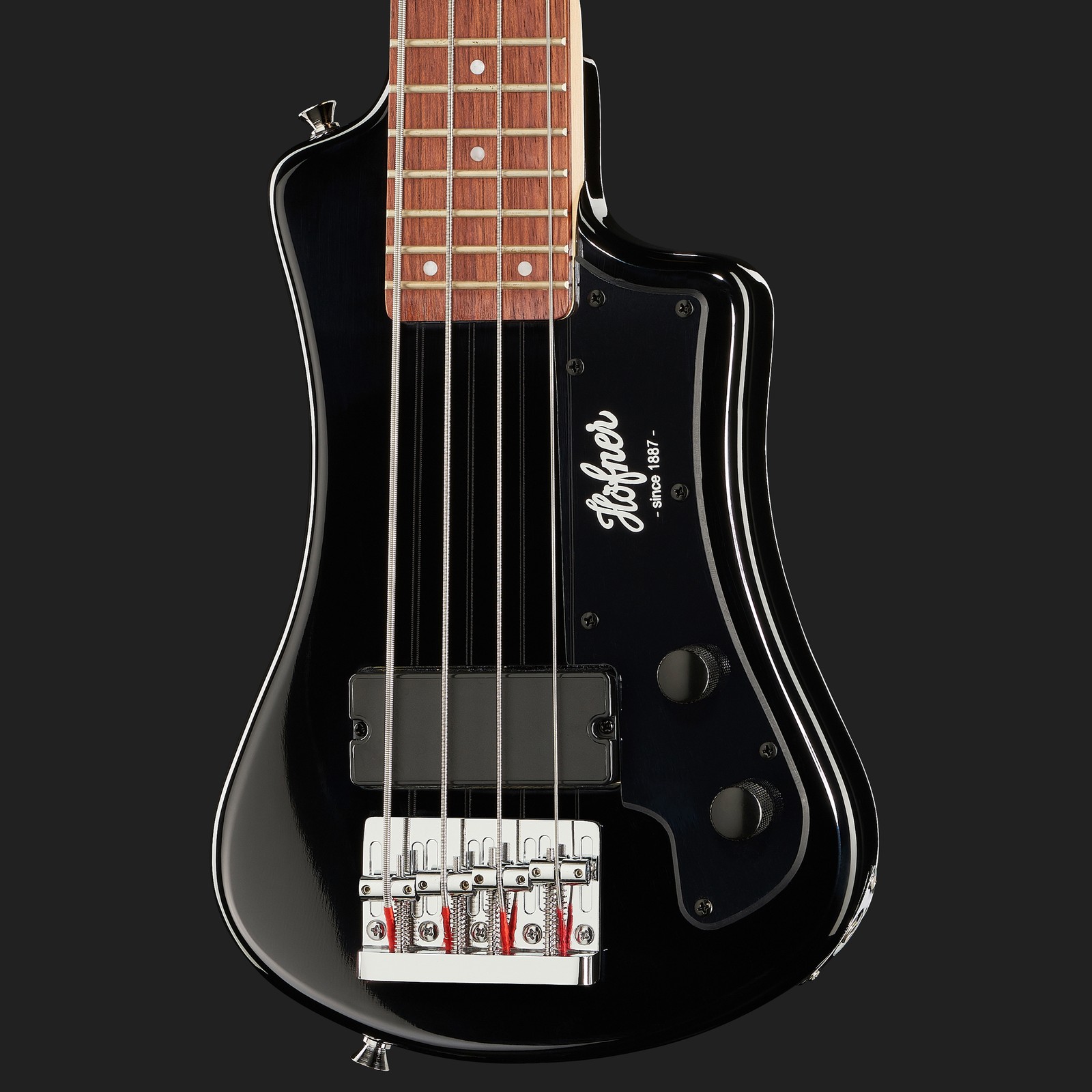 Höfner Shorty Bass BK with basswood body and humbucker
