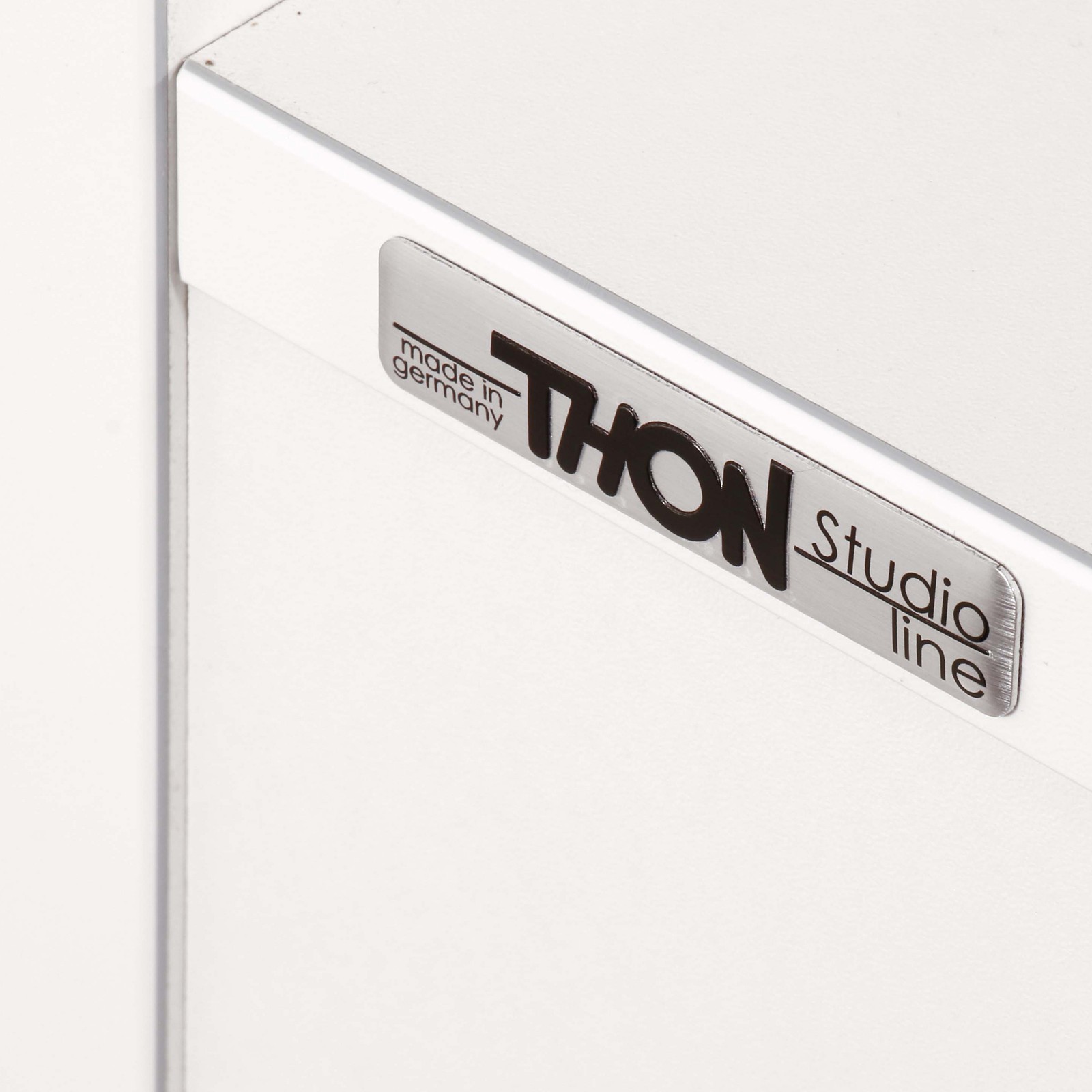 Thon Logo auf dem Thon DJ Table 1500 WH