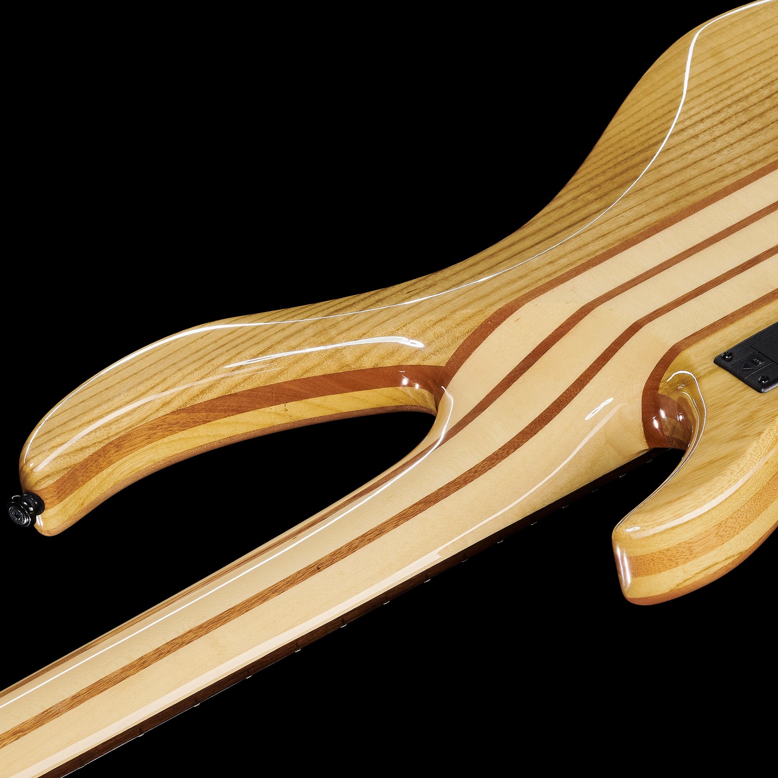 Neck-thru laminated neck on the Harley Benton BZ-4000 II NT