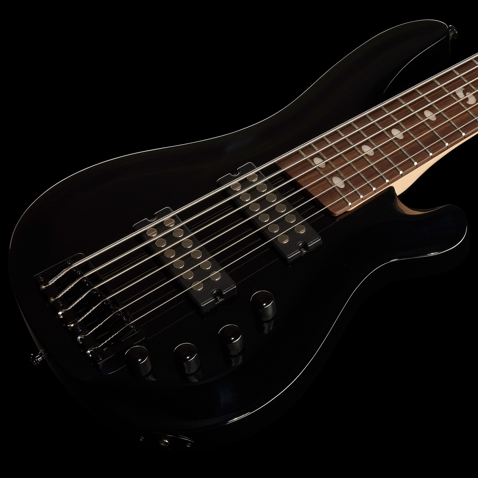 Zwei Humbucker auf dem schwarzen Harley Benton B-650 Black Progressive Series