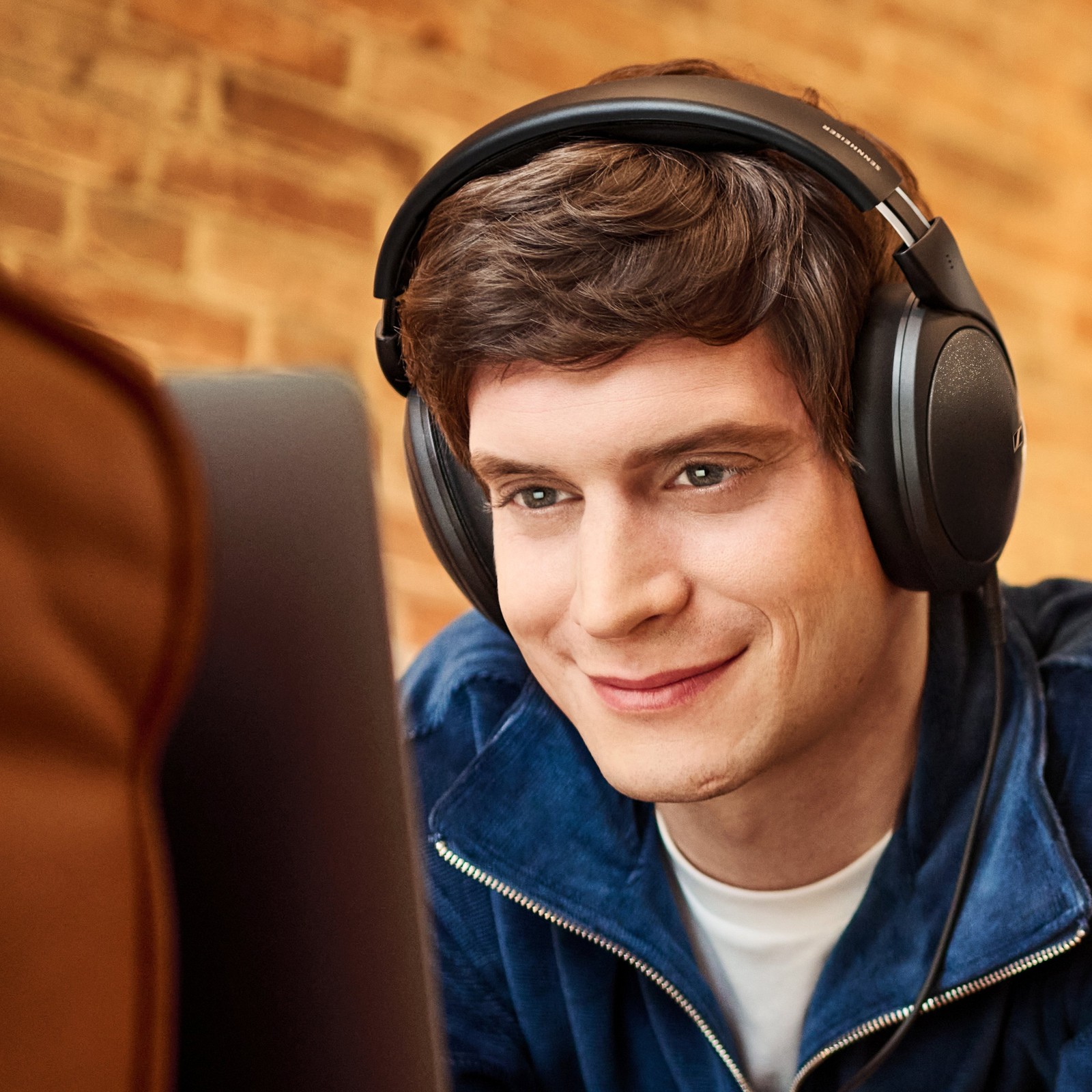 Man wearing Sennheiser HD 620S headphones and sitting at his laptop
