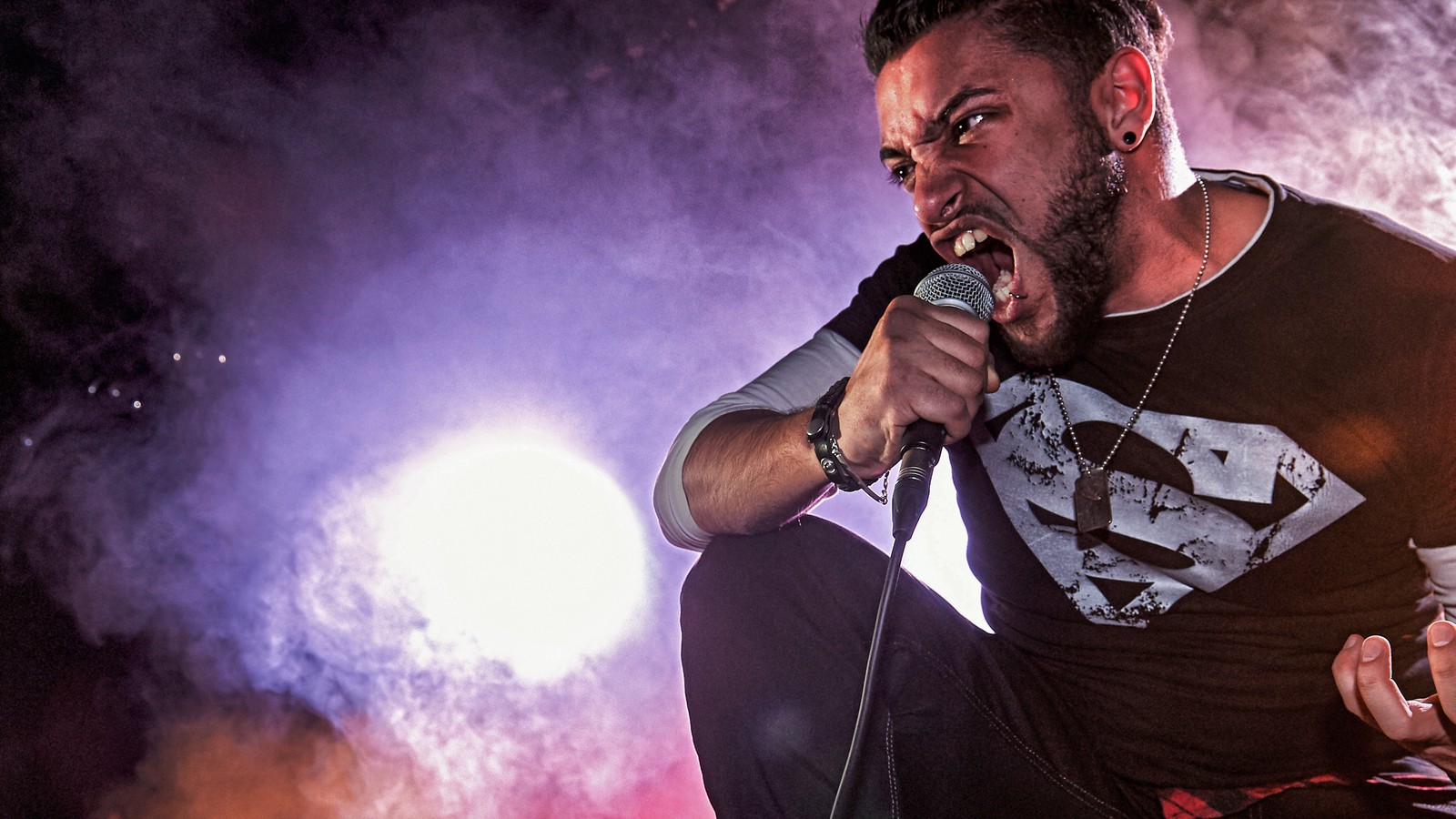 Cantante con luce da palco e Shure SM58