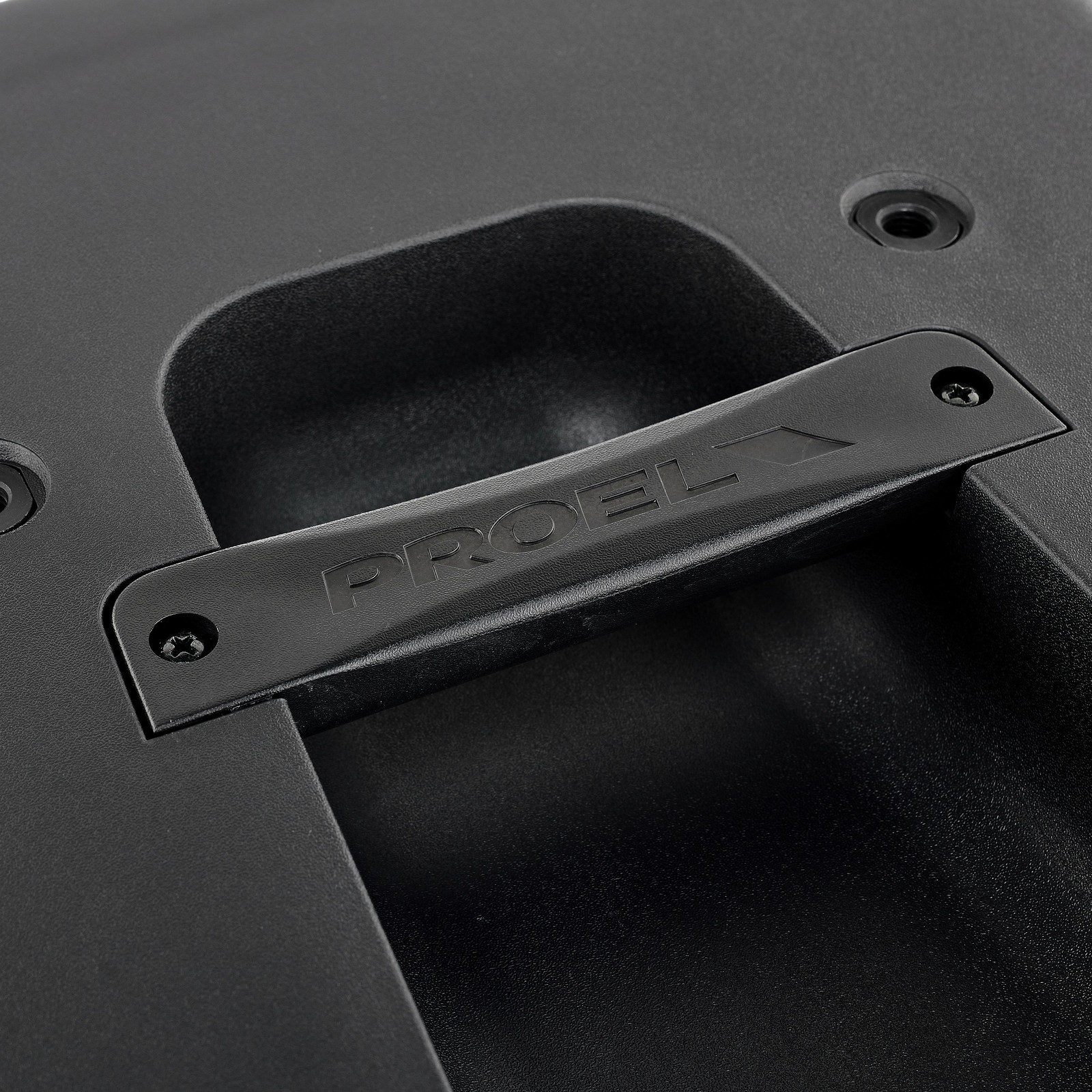 Carrying handle on the top panel of the Proel DIVA12A