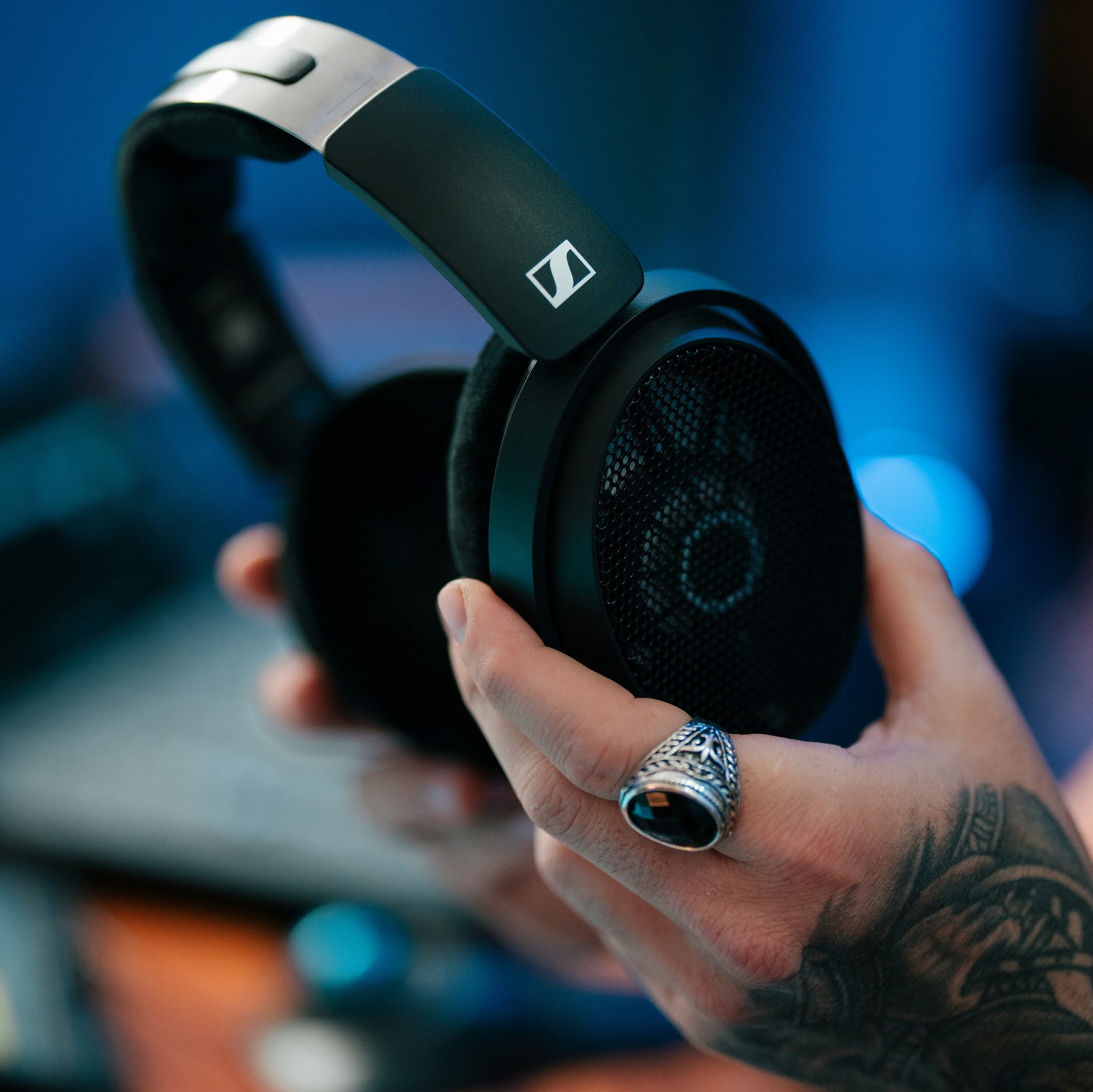 Cuffie da studio Sennheiser HD 490 PRO tenute in mano