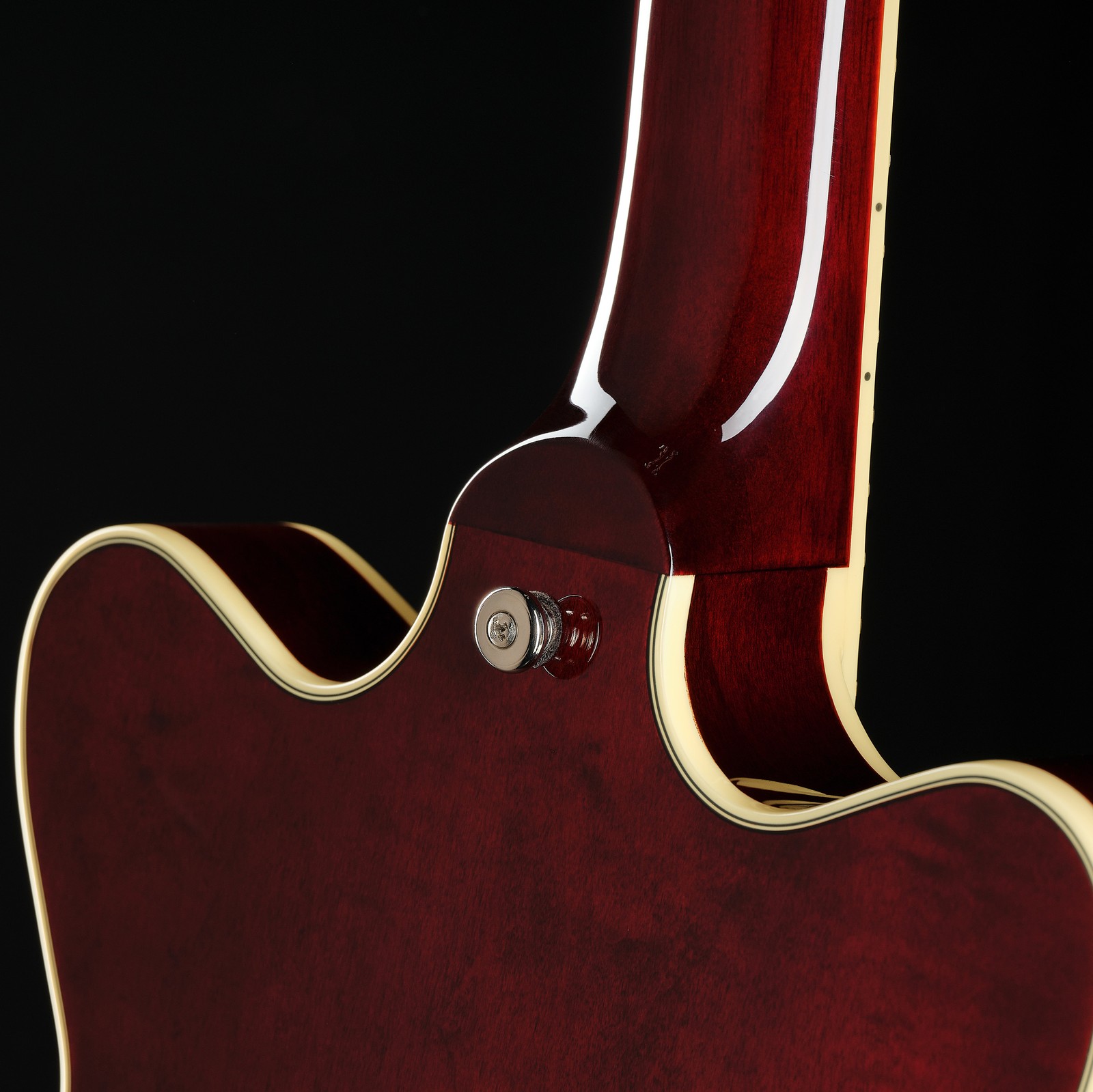 Gurtpin am Halsansatz der Gretsch G2655 Strml CB JR Steel Olive