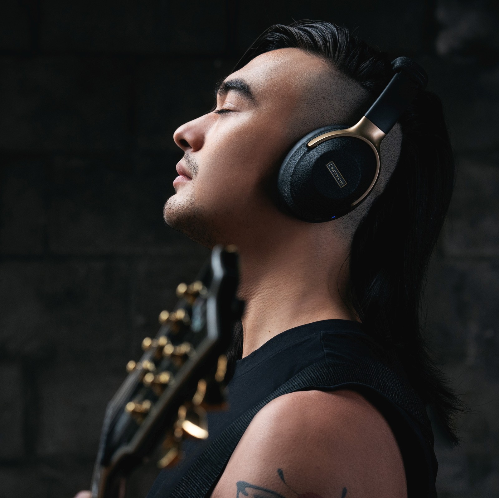 Guitarist with headphones Positive Grid Spark Neo