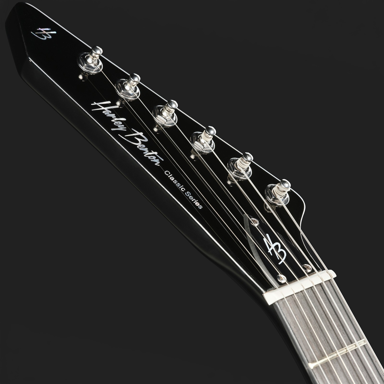 Kopfplatte der Harley Benton Extreme-76LH BK E-Gitarre