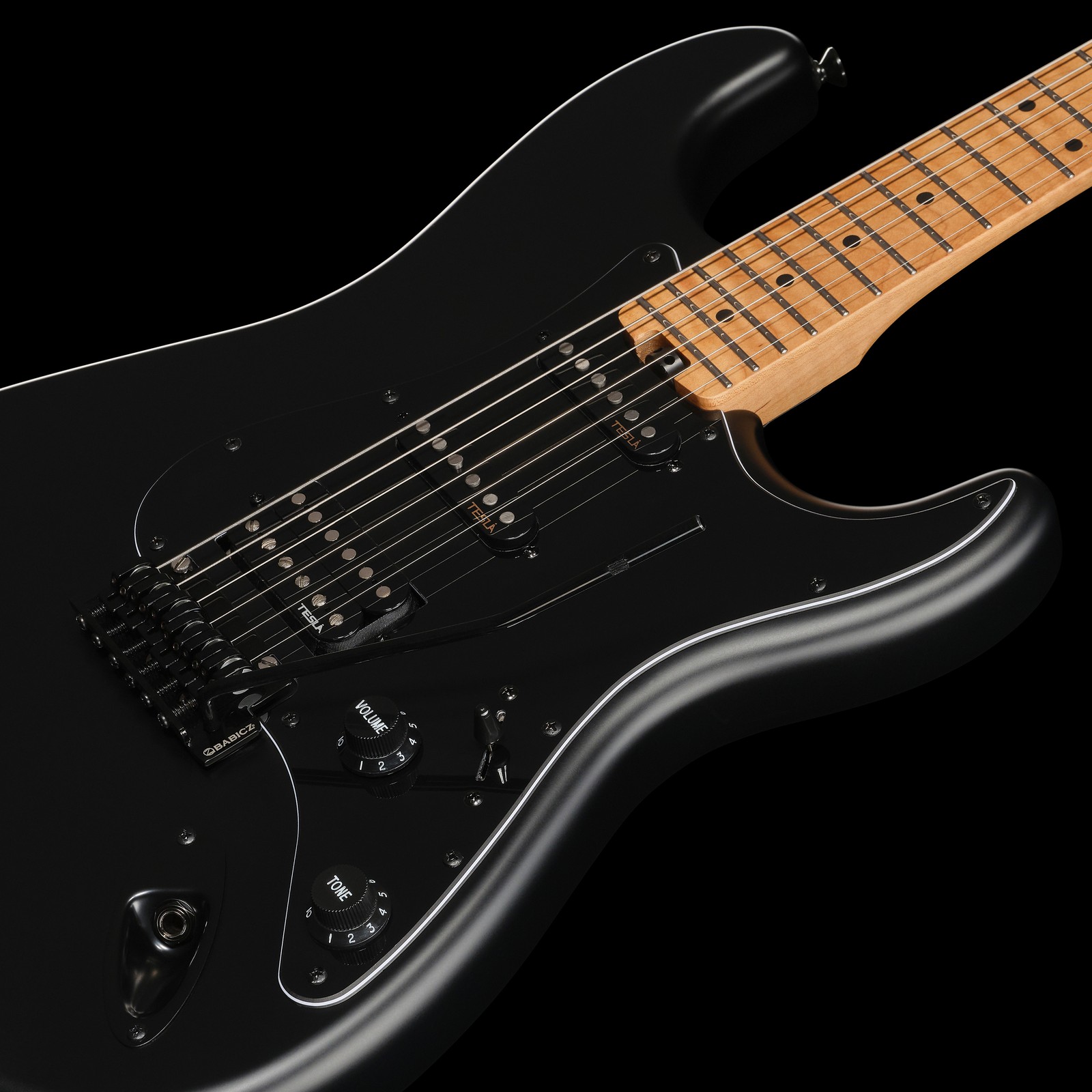 Humbuckers and single coils on the Harley Benton ST-Modern Plus MN HSS SBK