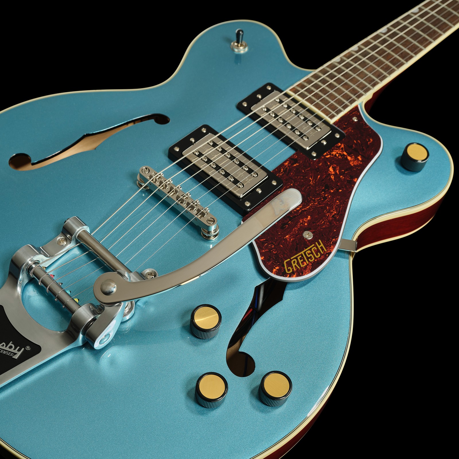 Korpus mit zwei Humbucker Pickups und Bigsby Tremolo der Gretsch G2622T Streamliner Club Double Cut Arctic Blue