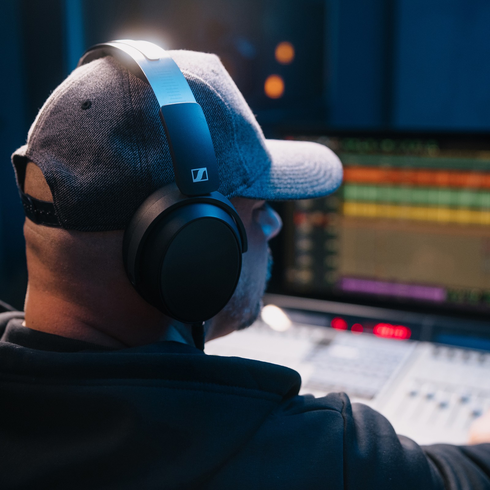 Mann trägt Kopfhörer Sennheiser HD-480 PRO 
