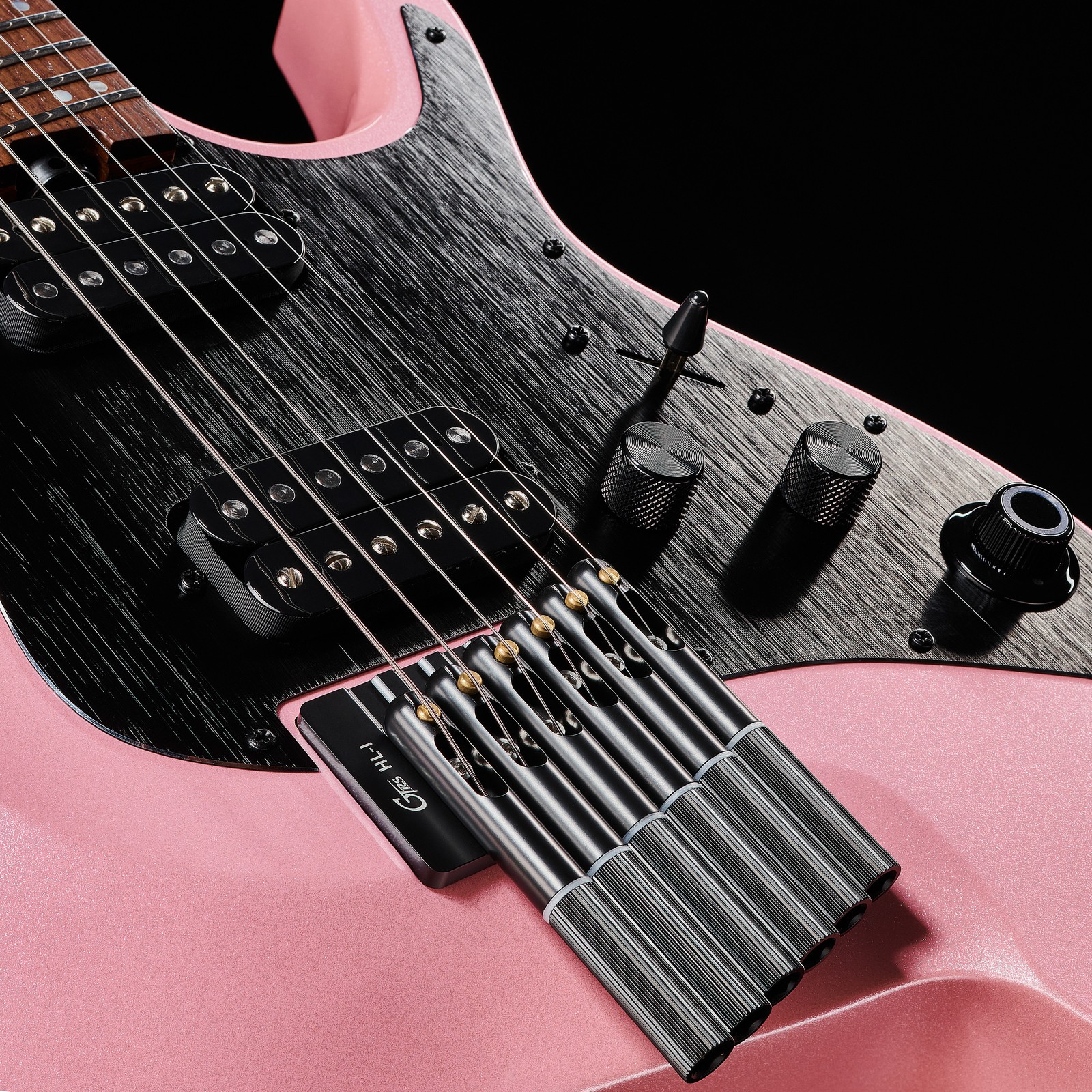 Zwei Humbucker Tonabnehmer auf der Mooer GTRS Guitars Wing 800 Int PP