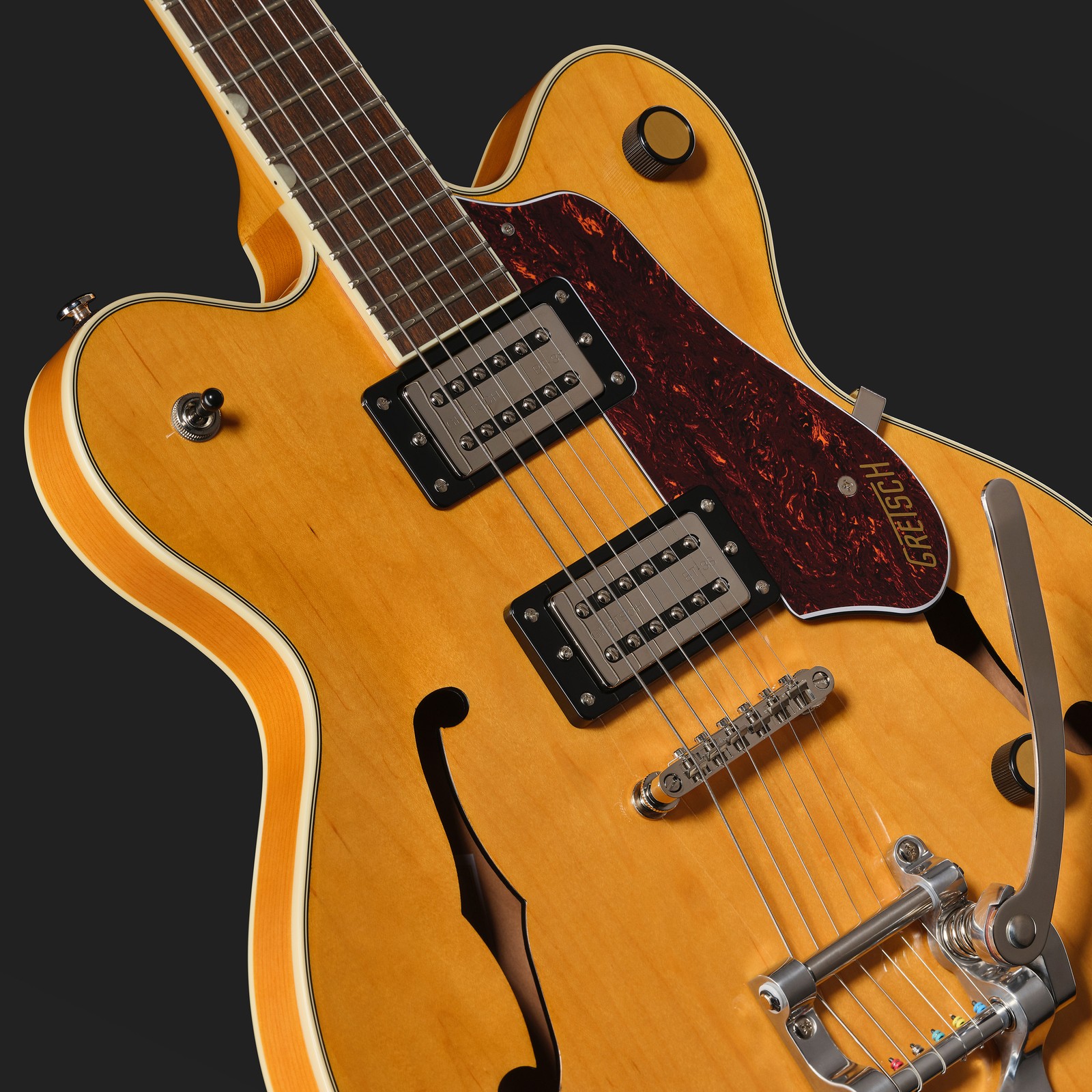 Korpus mit zwei Humbucker Pickups und Bigsby Tremolo der Gretsch G2622T Streamliner Club Double Cut Village Amber